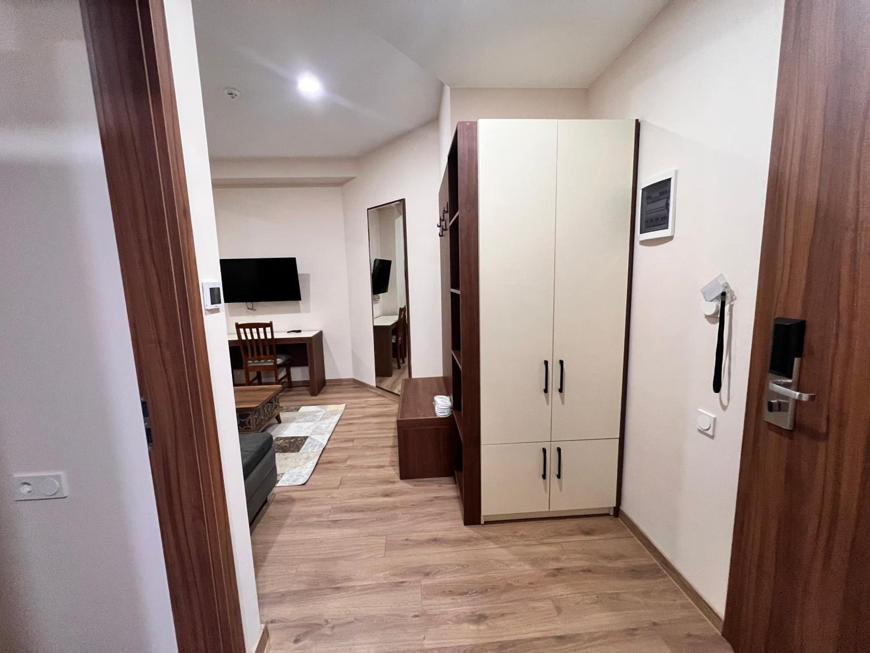 Two-Bedroom Apartment with Garden View - Photo 9