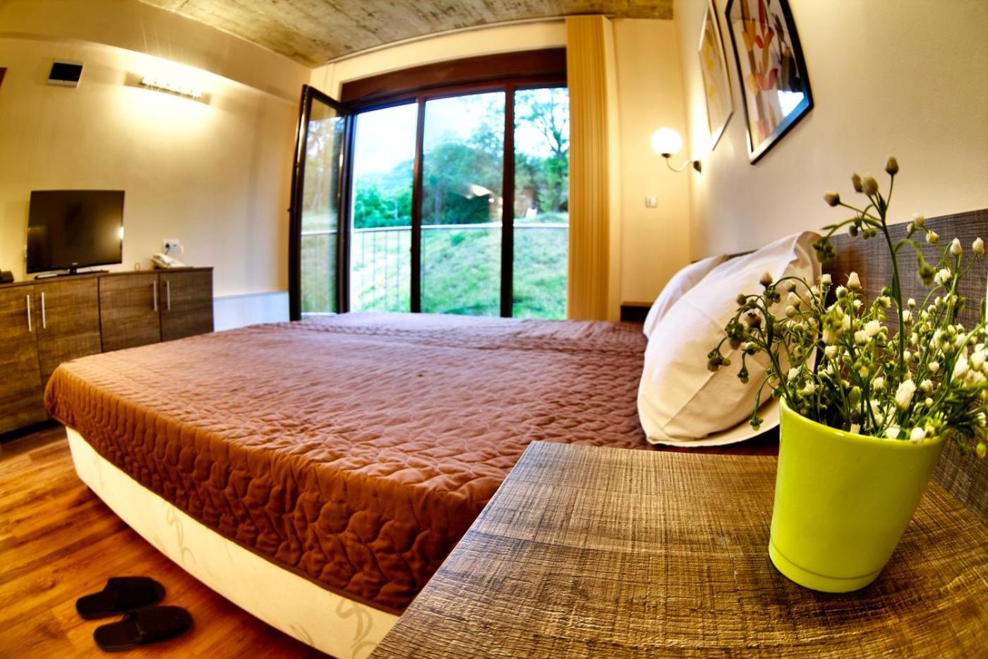 Seven-Bedroom House photo 1