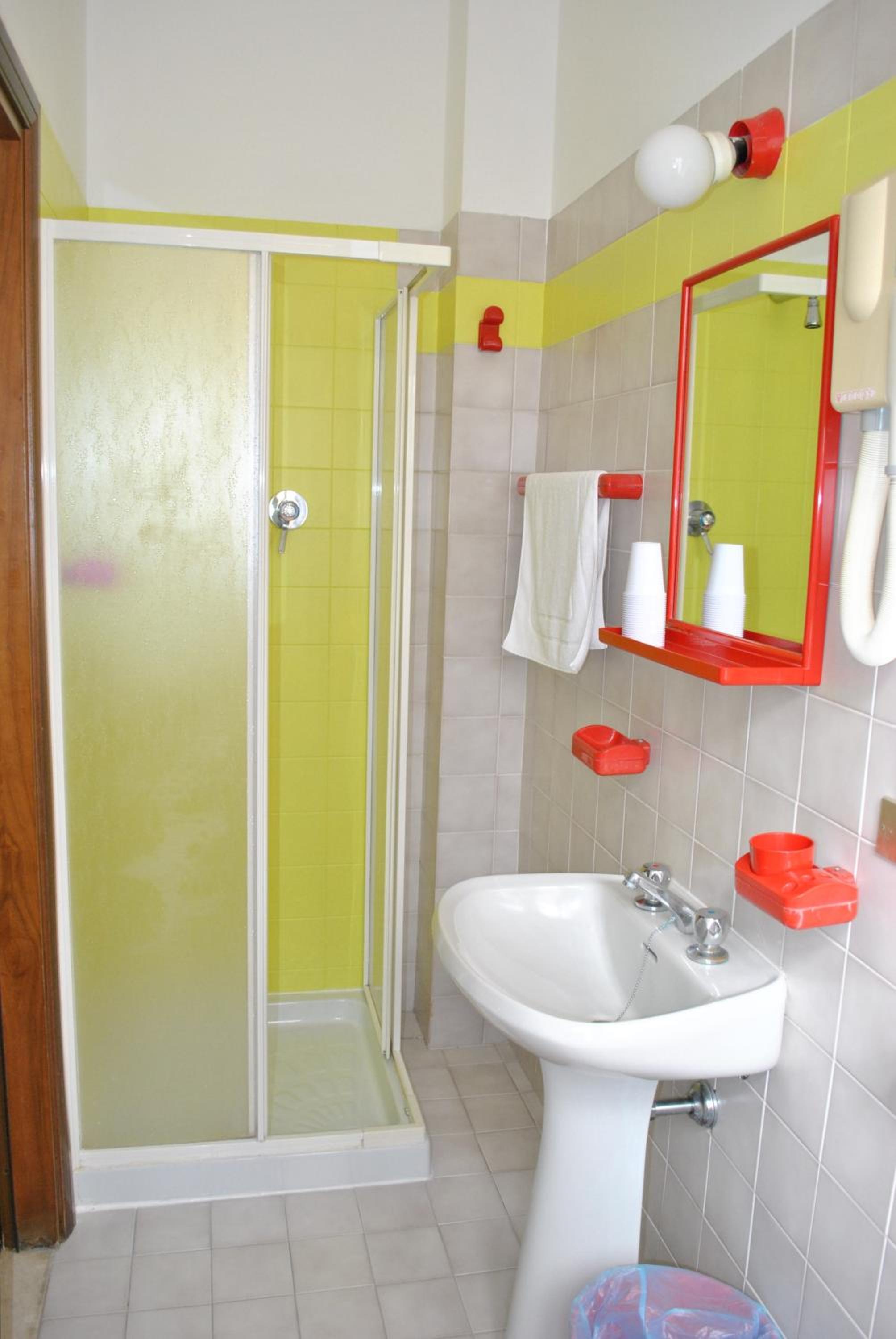 Double or Twin Room with Private Bathroom - Photo 4