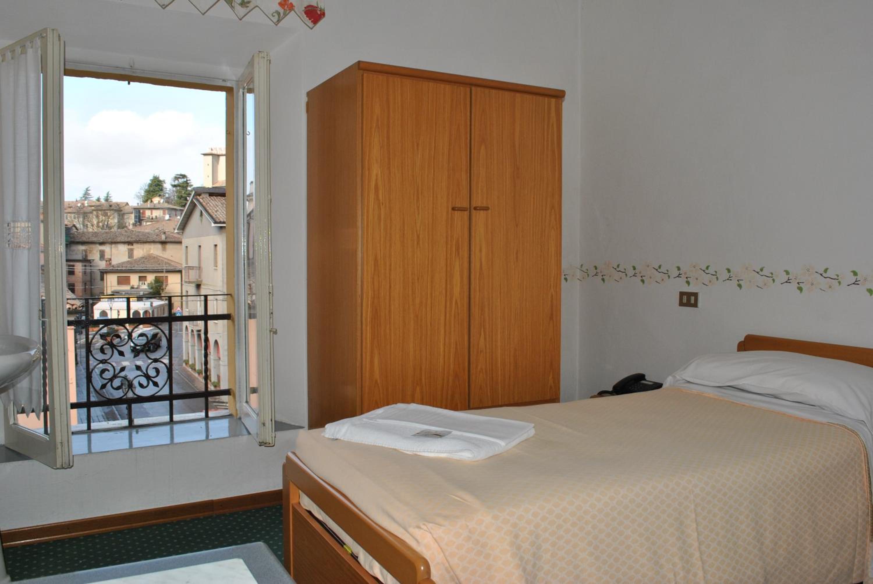 Double or Twin Room with Private Bathroom - Photo 1