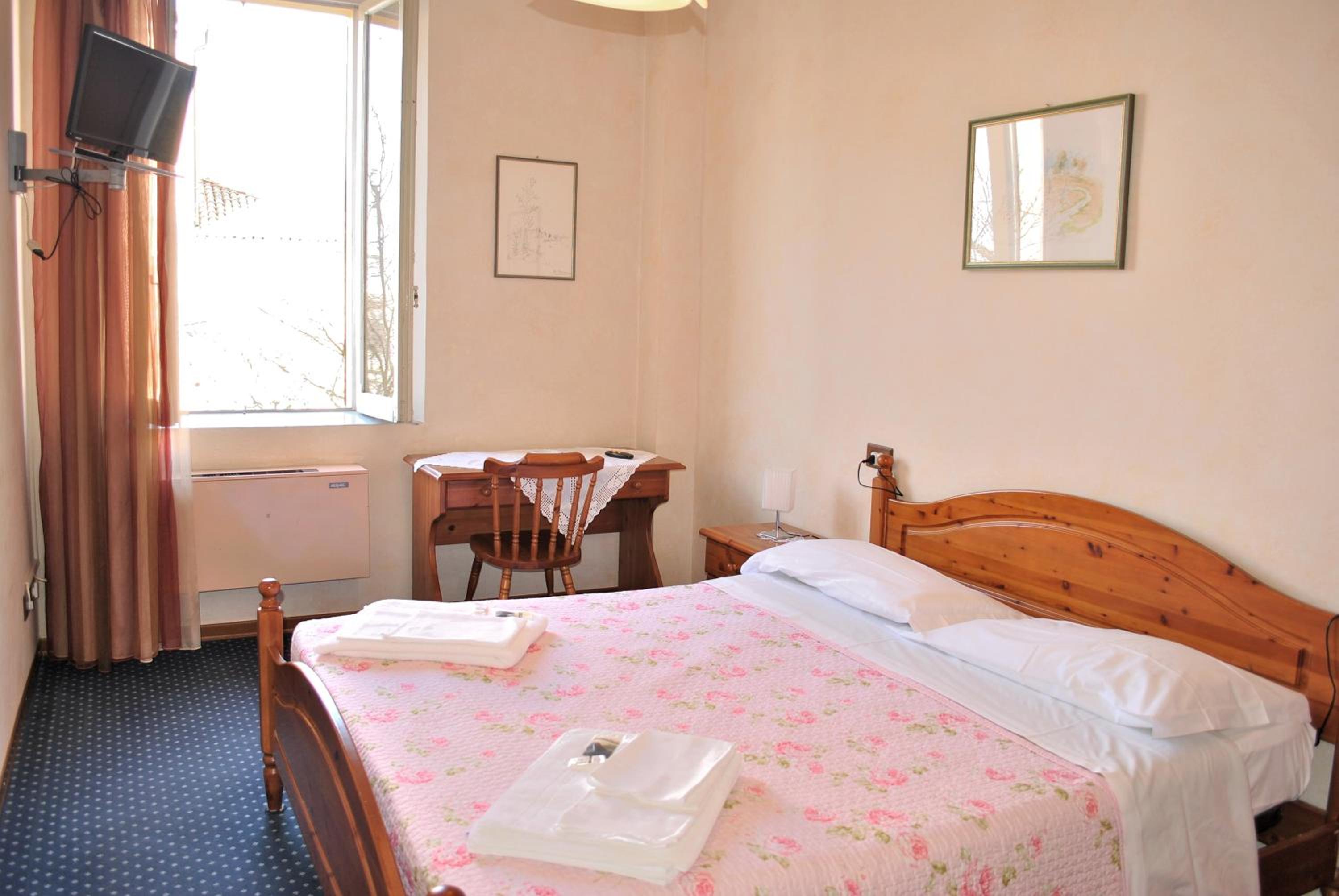 Double Room with Private Bathroom - Photo 2