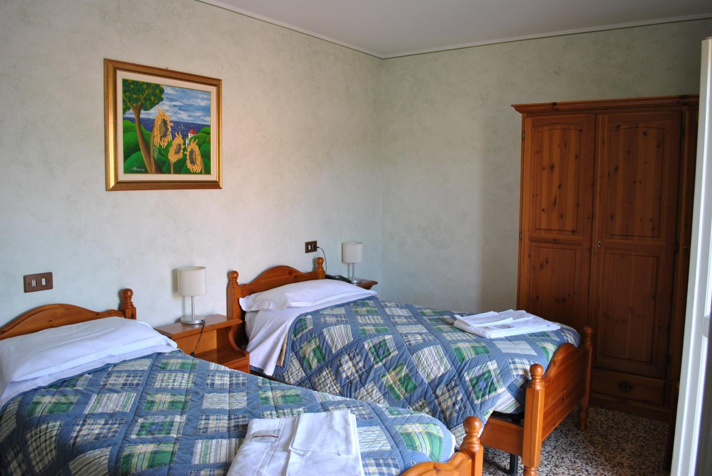 Double or Twin Room with Private Bathroom - Photo 2