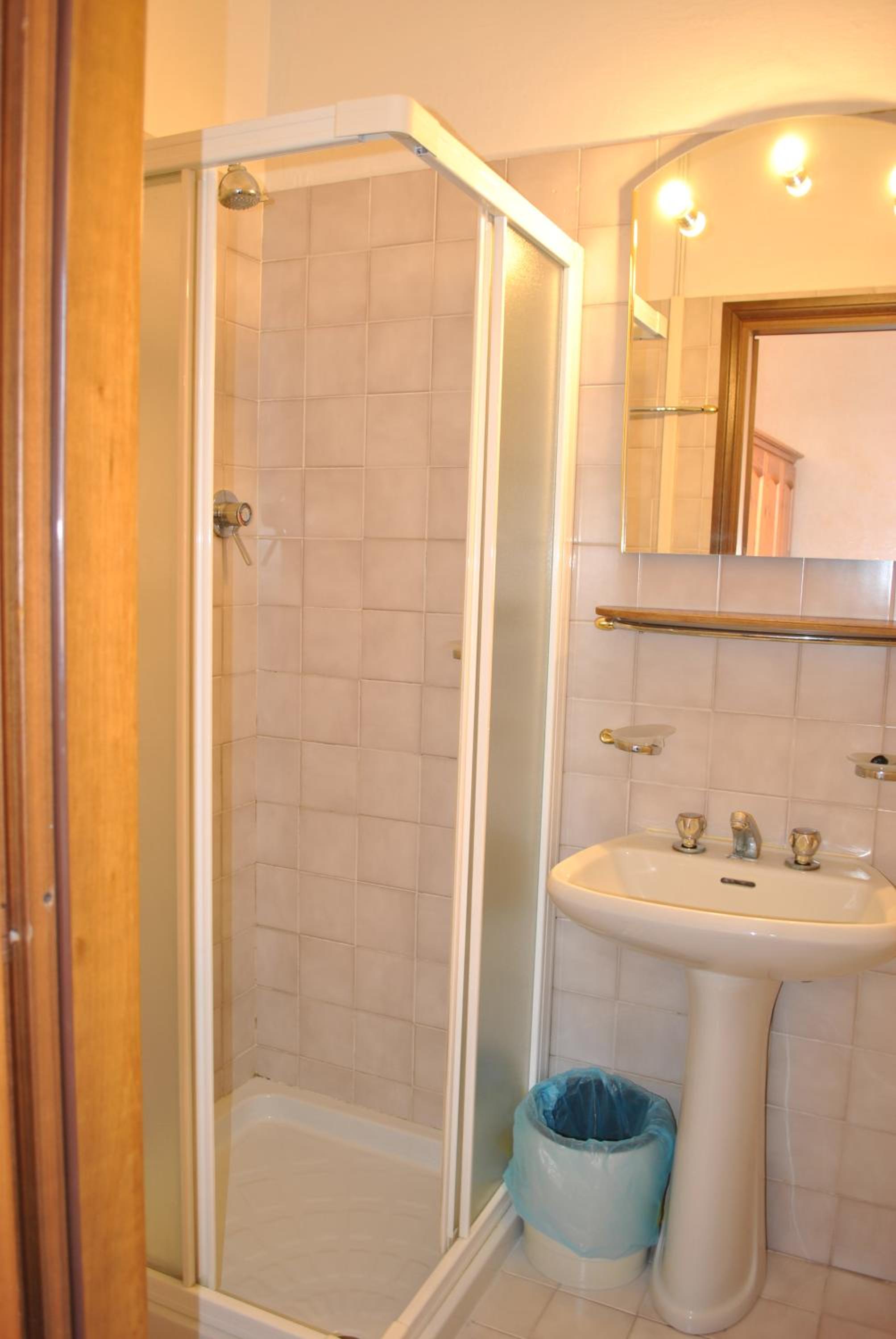 Double Room with Private Bathroom - Photo 3