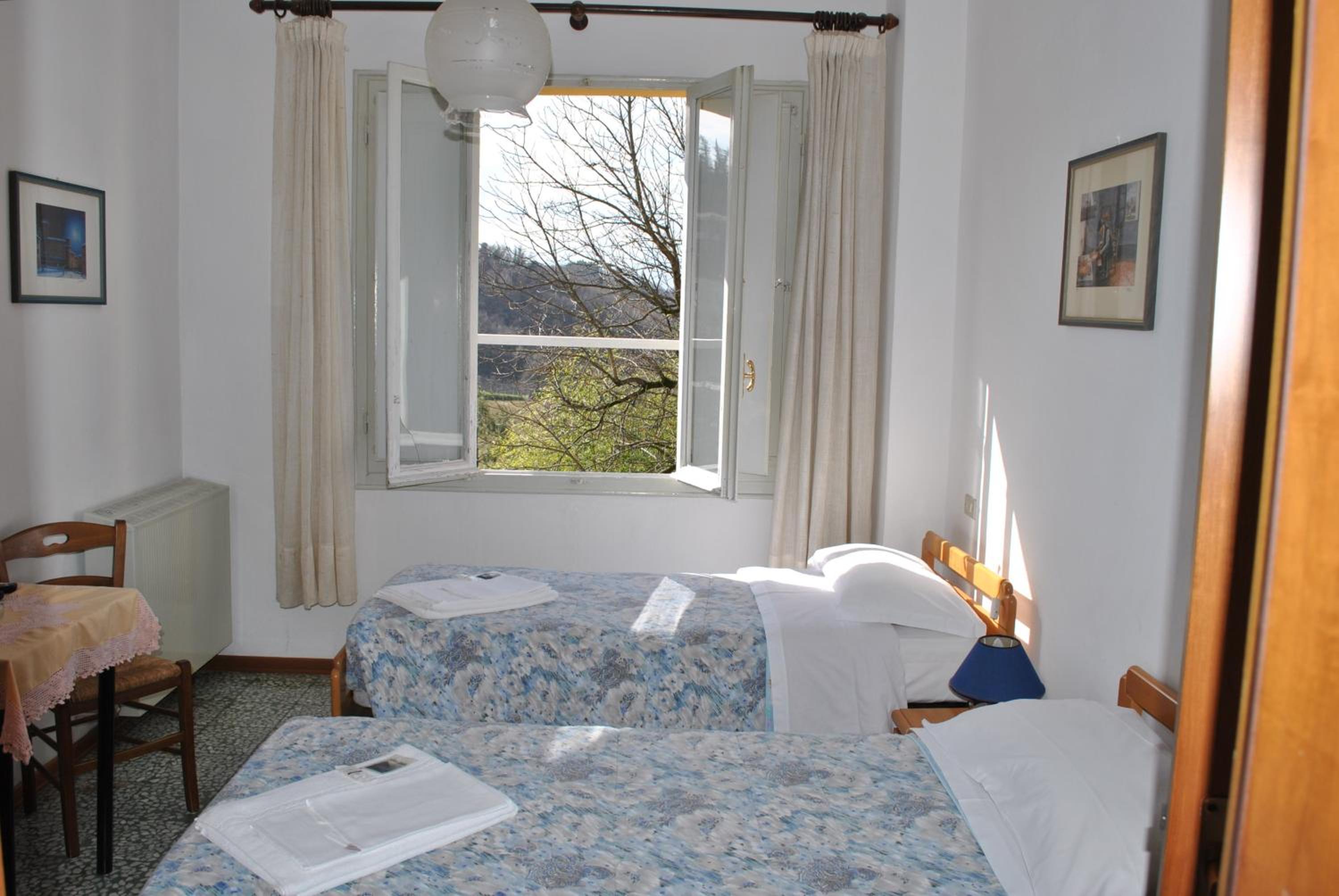 Double or Twin Room with Private Bathroom - Photo 3
