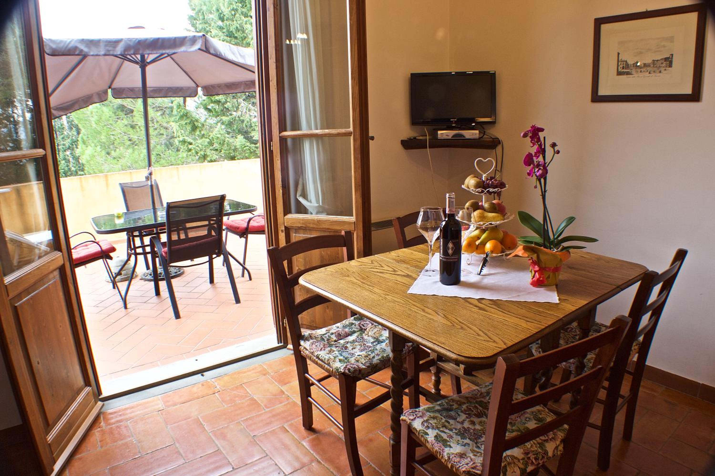Apartment with Balcony - Photo 5