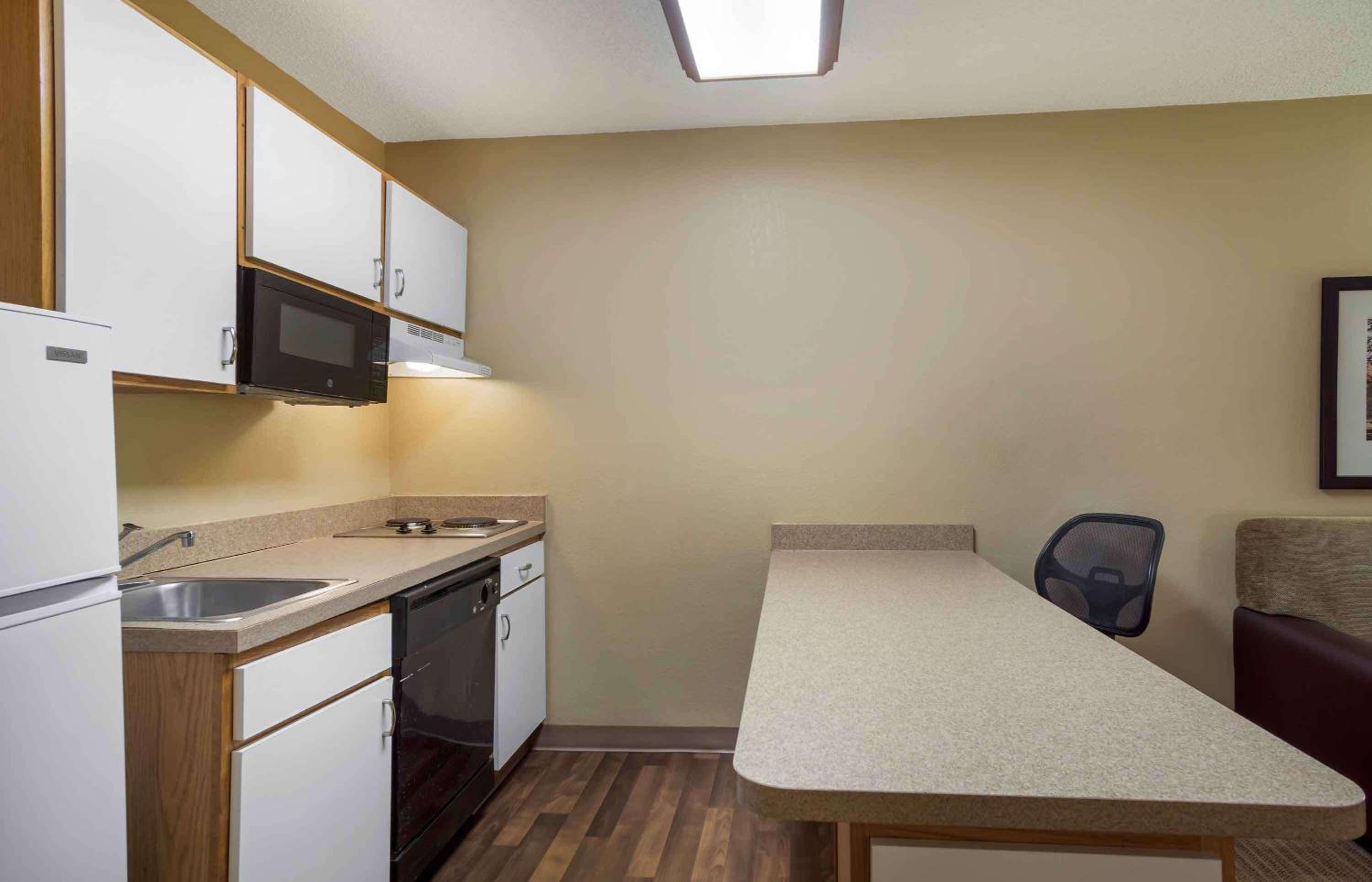Deluxe Studio with 2 Queen Beds - Non-Smoking - Photo 5