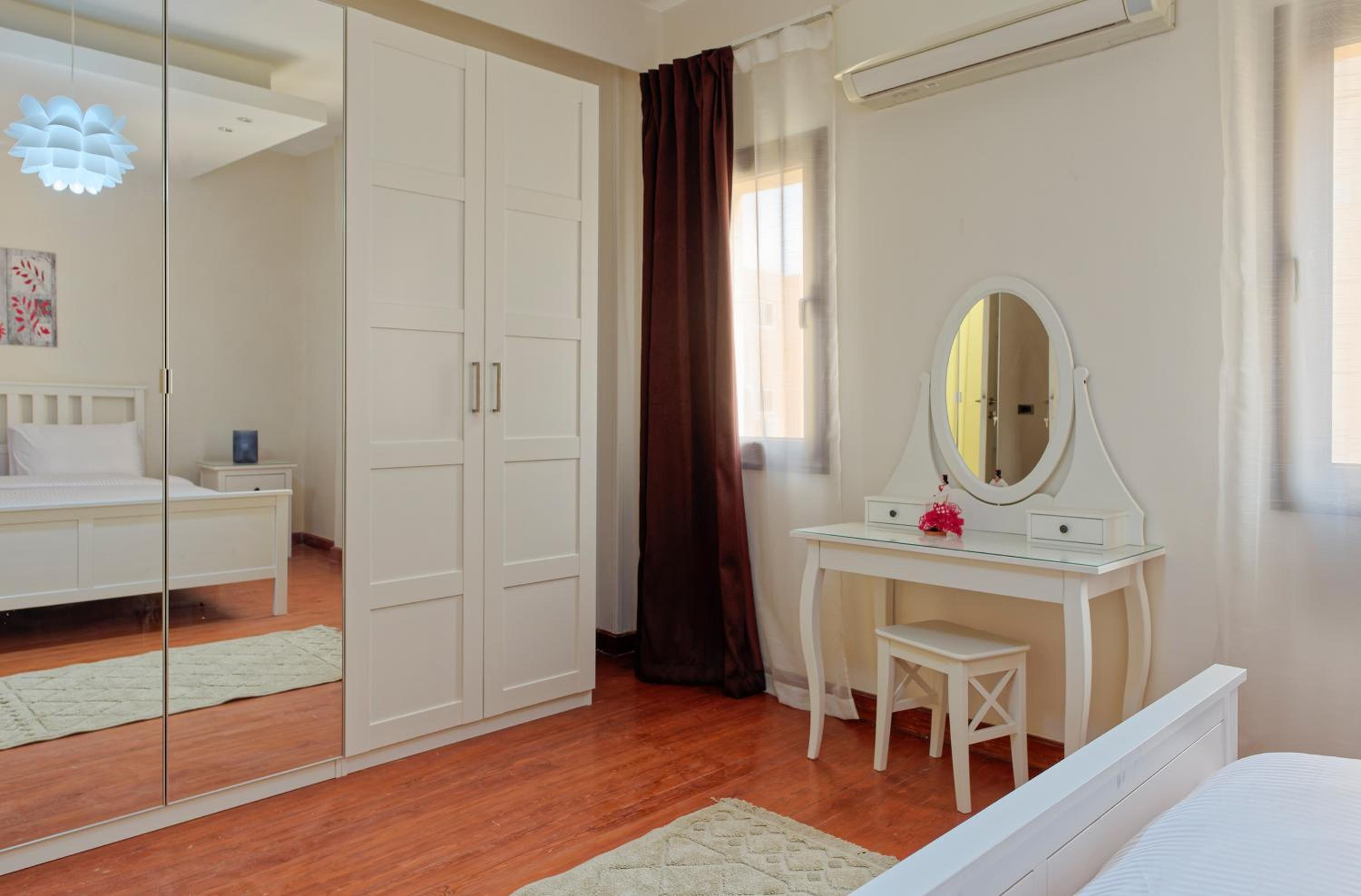 Three-Bedroom Apartment - High Floor photo 2