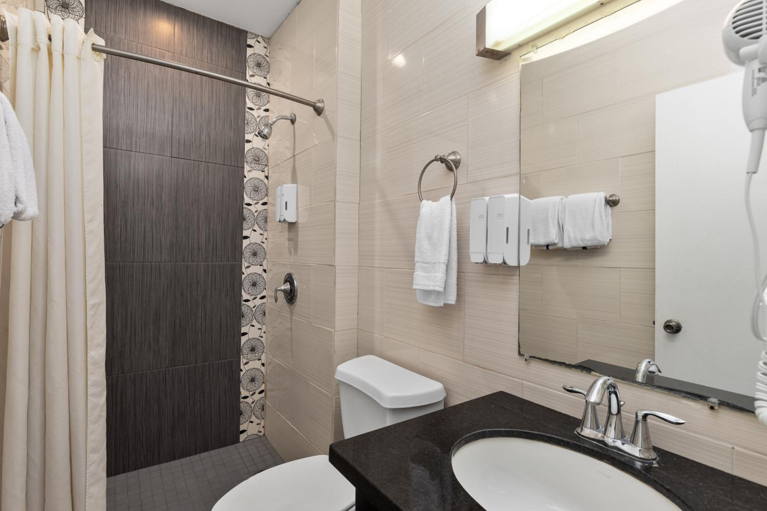 Efficiency Queen Suite with Two Queen Beds - Non Smoking - Photo 3