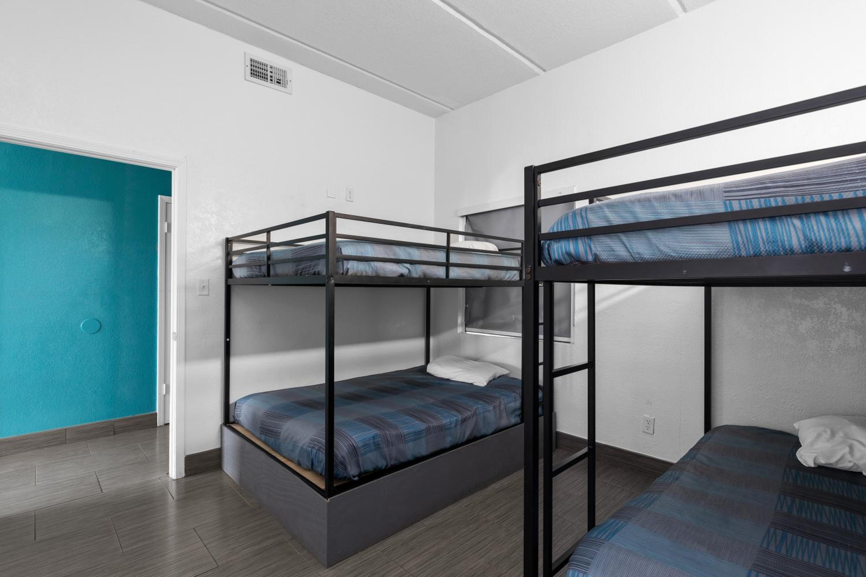 Efficiency Queen Suite with Two Queen Beds - Non Smoking - Photo 5