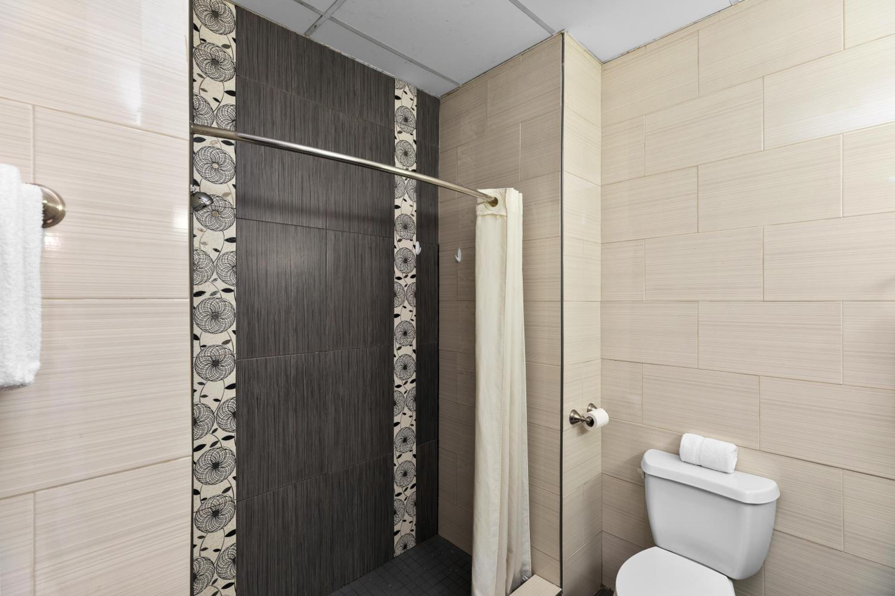 Efficiency Queen Suite with Two Queen Beds - Non Smoking - Photo 4