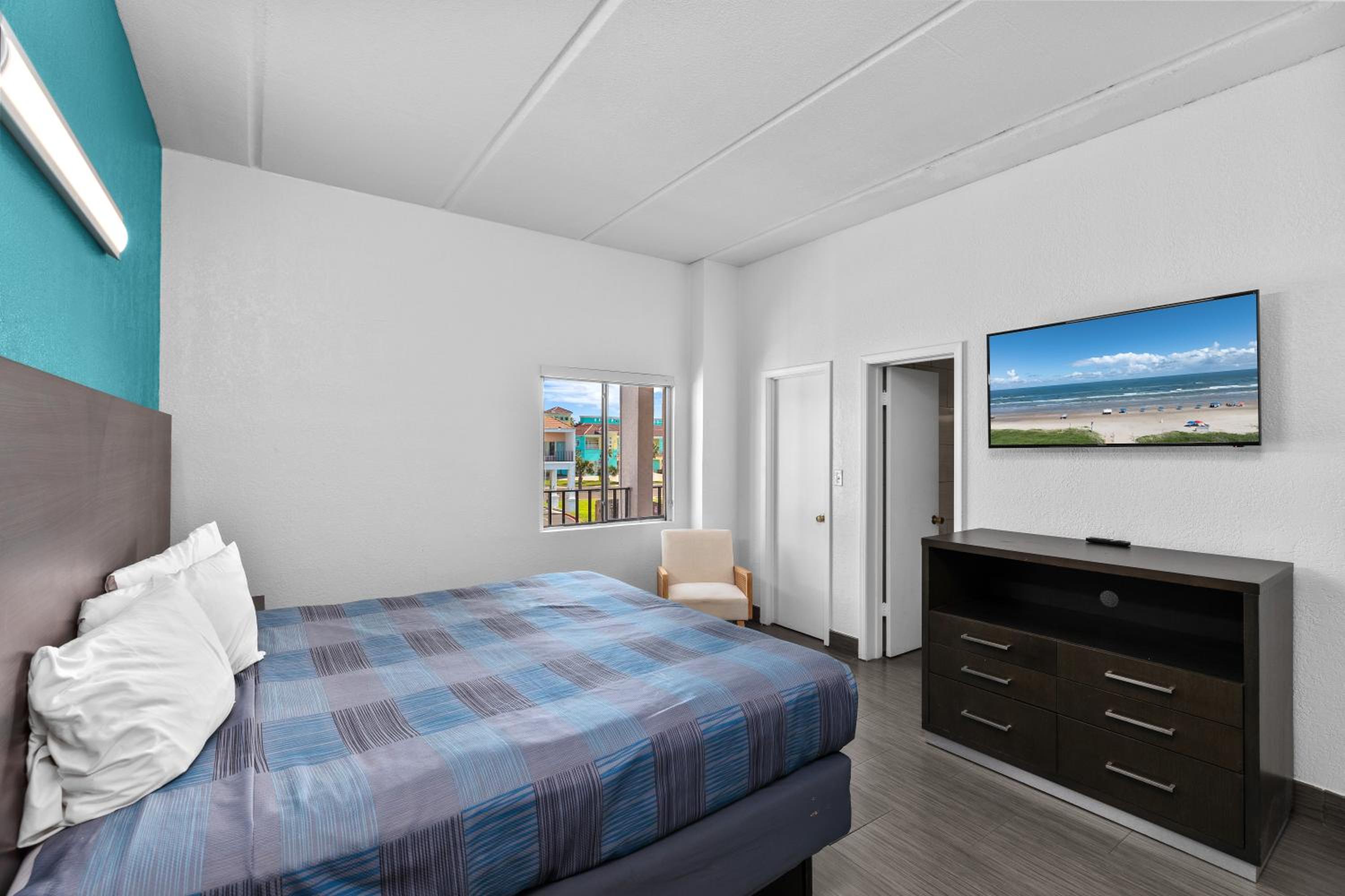 Efficiency Queen Suite with Three Queen Beds - Non Smoking - Photo 2