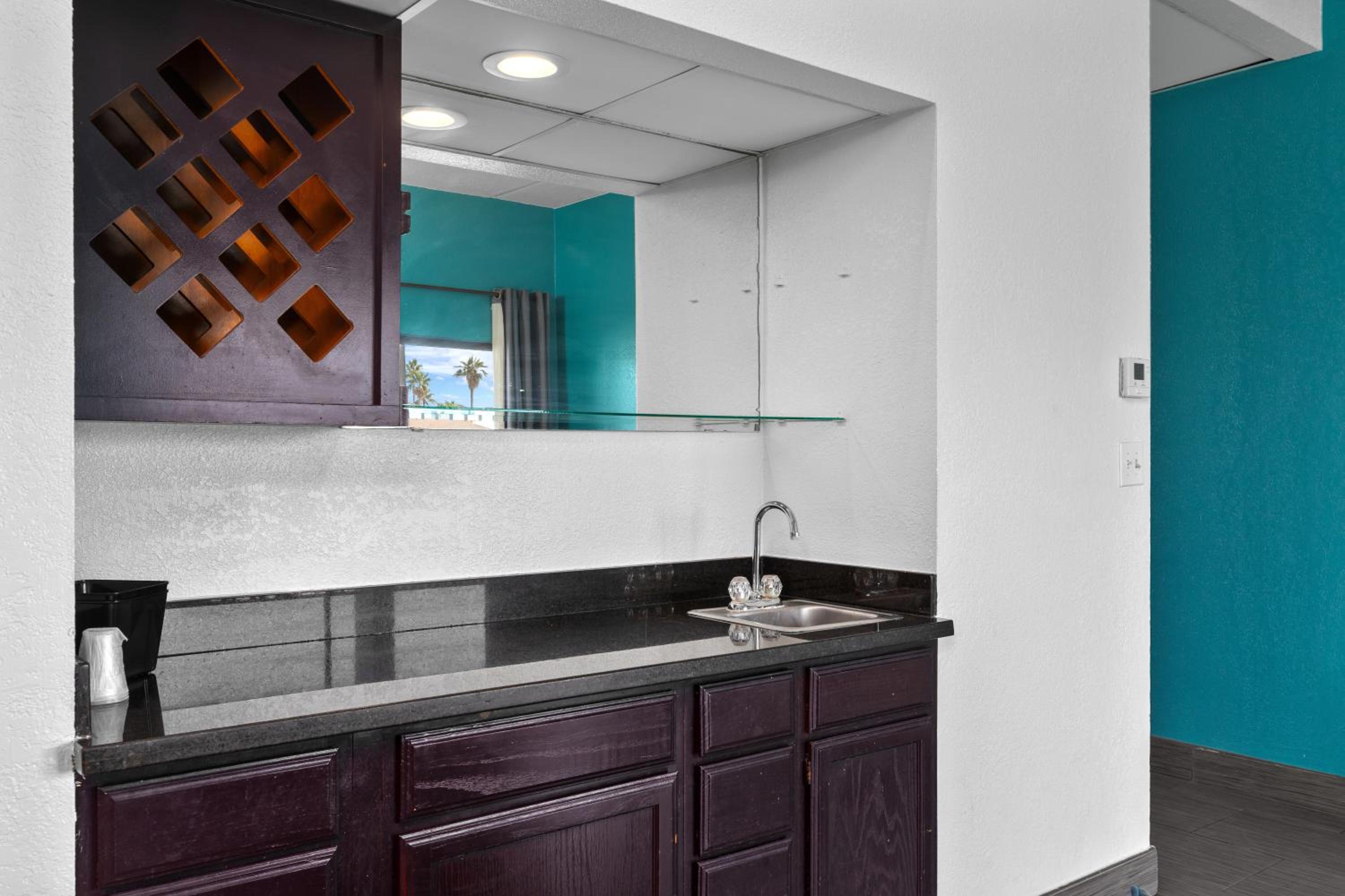 Efficiency Queen Suite with Three Queen Beds - Non Smoking - Photo 3