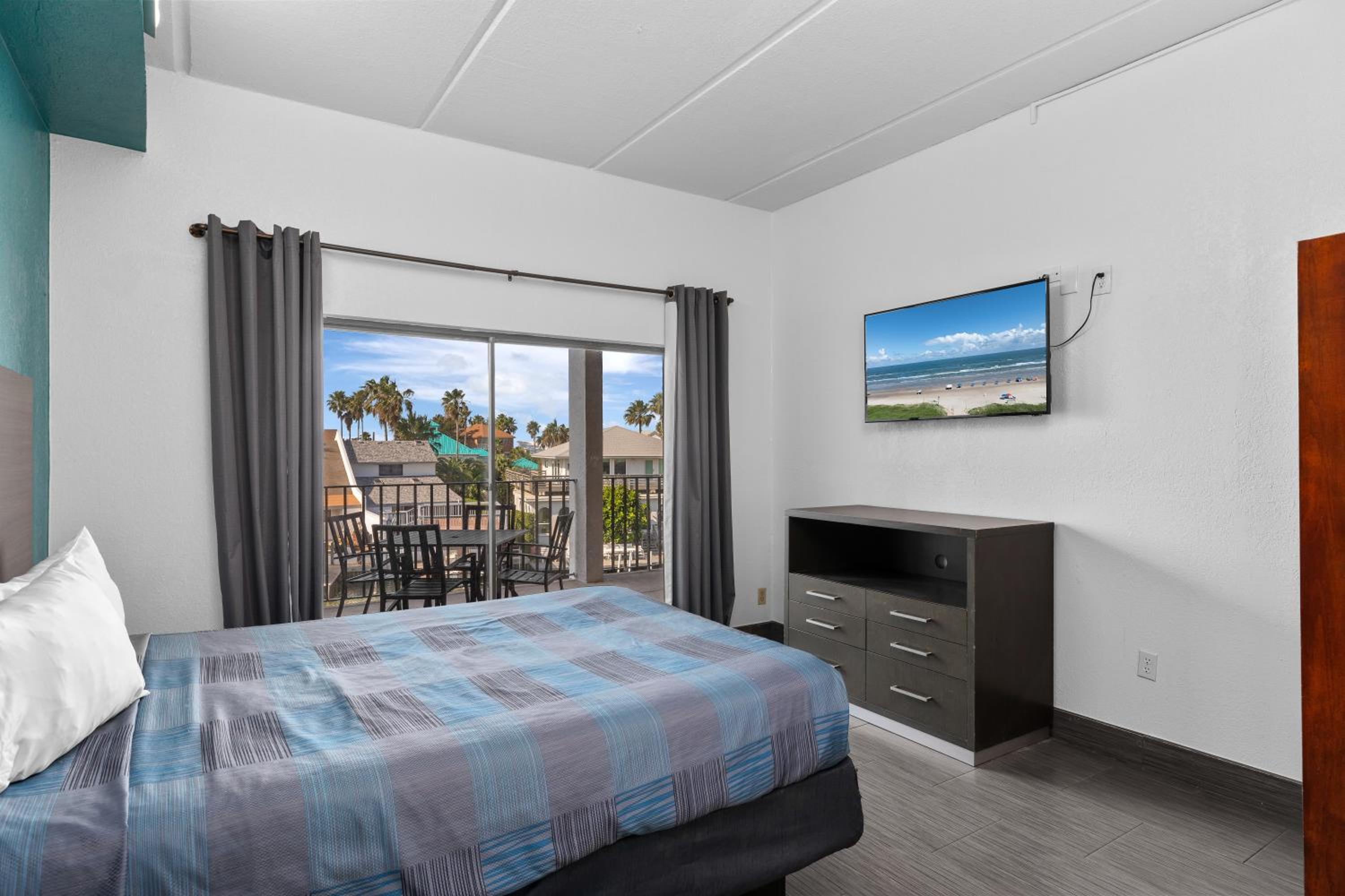 Efficiency Queen Suite with Three Queen Beds - Non Smoking - Photo 10