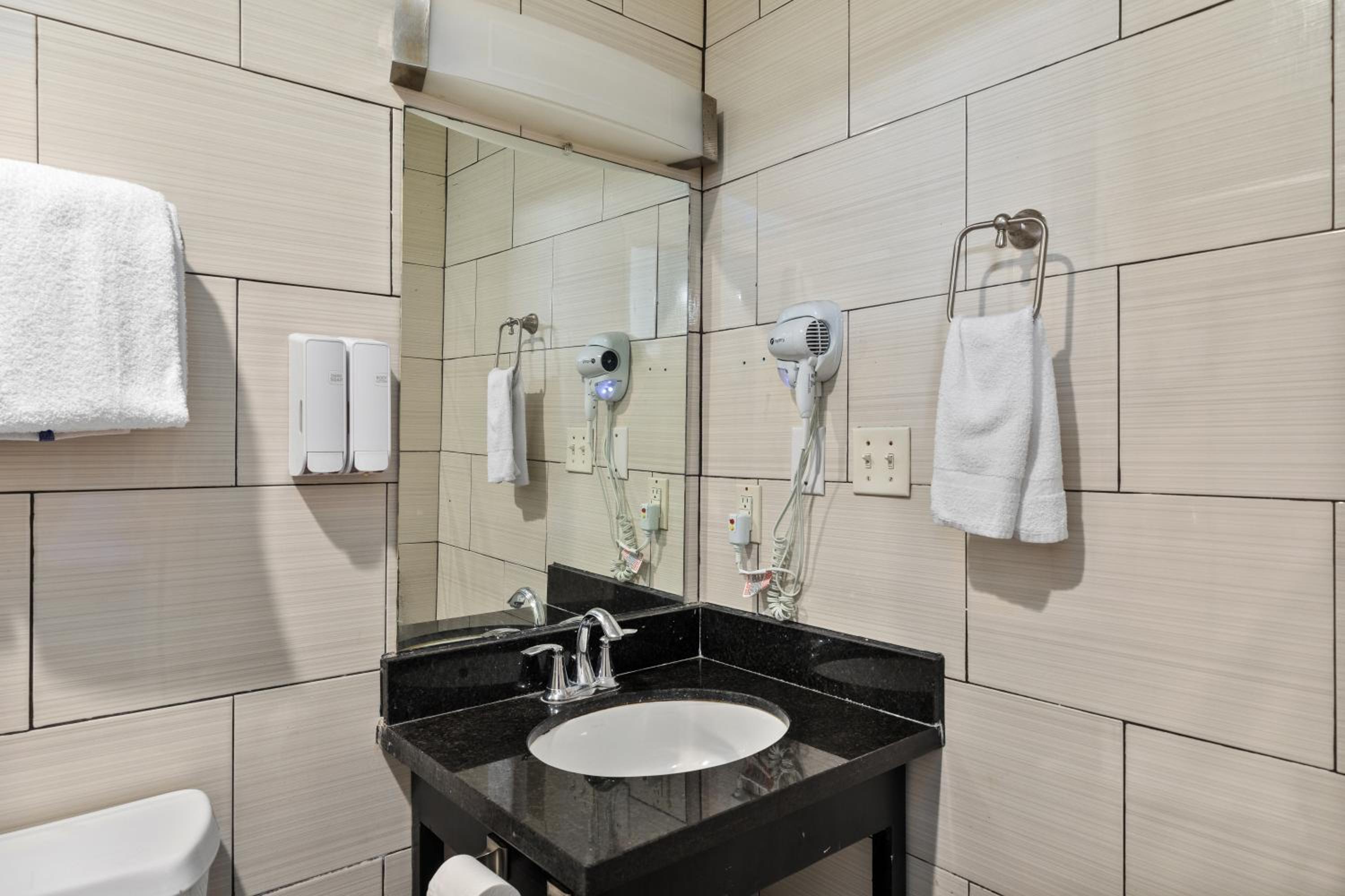 Efficiency Queen Suite with Three Queen Beds - Non Smoking - Photo 11