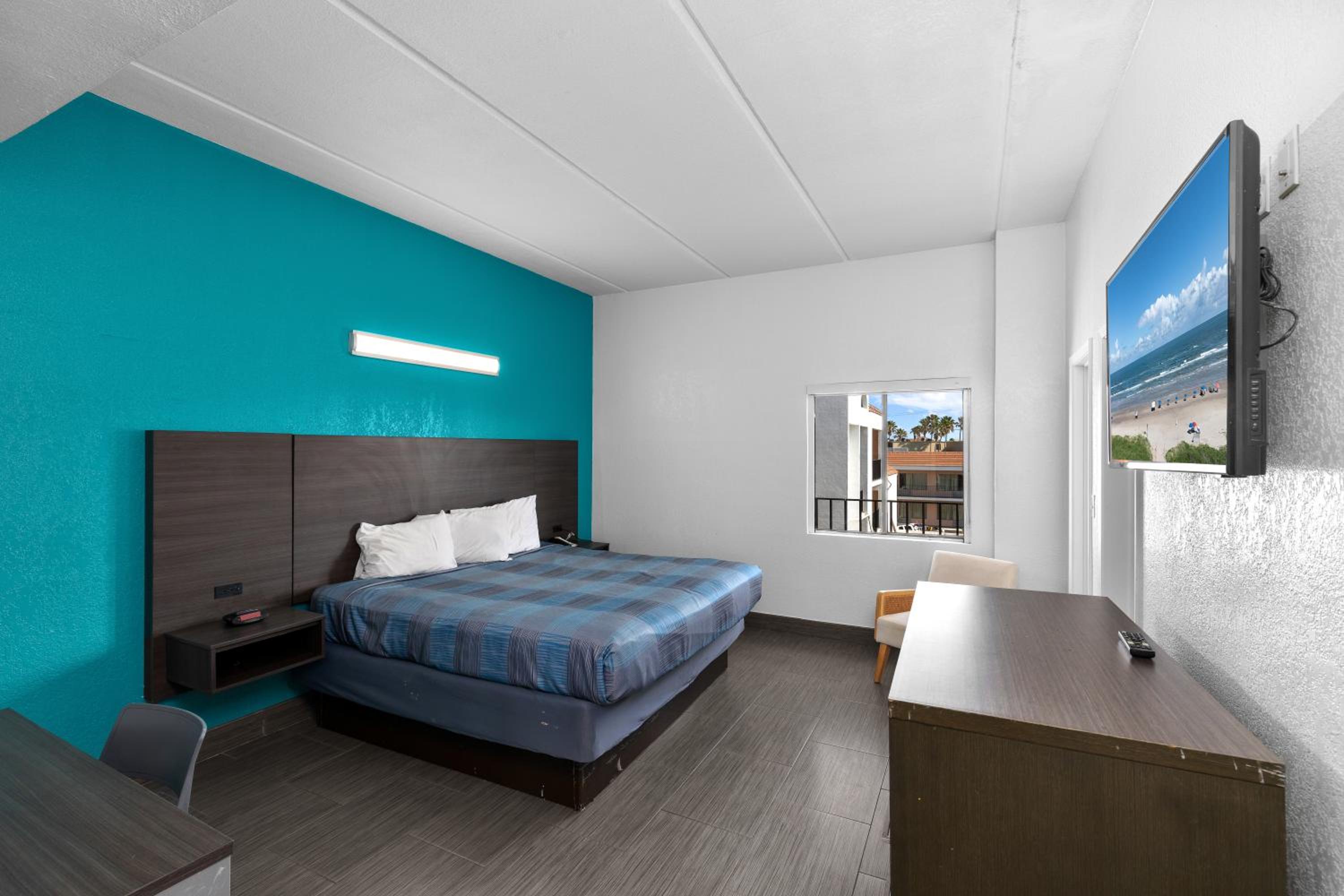 Efficiency Queen Suite with Three Queen Beds - Non Smoking - Photo 12