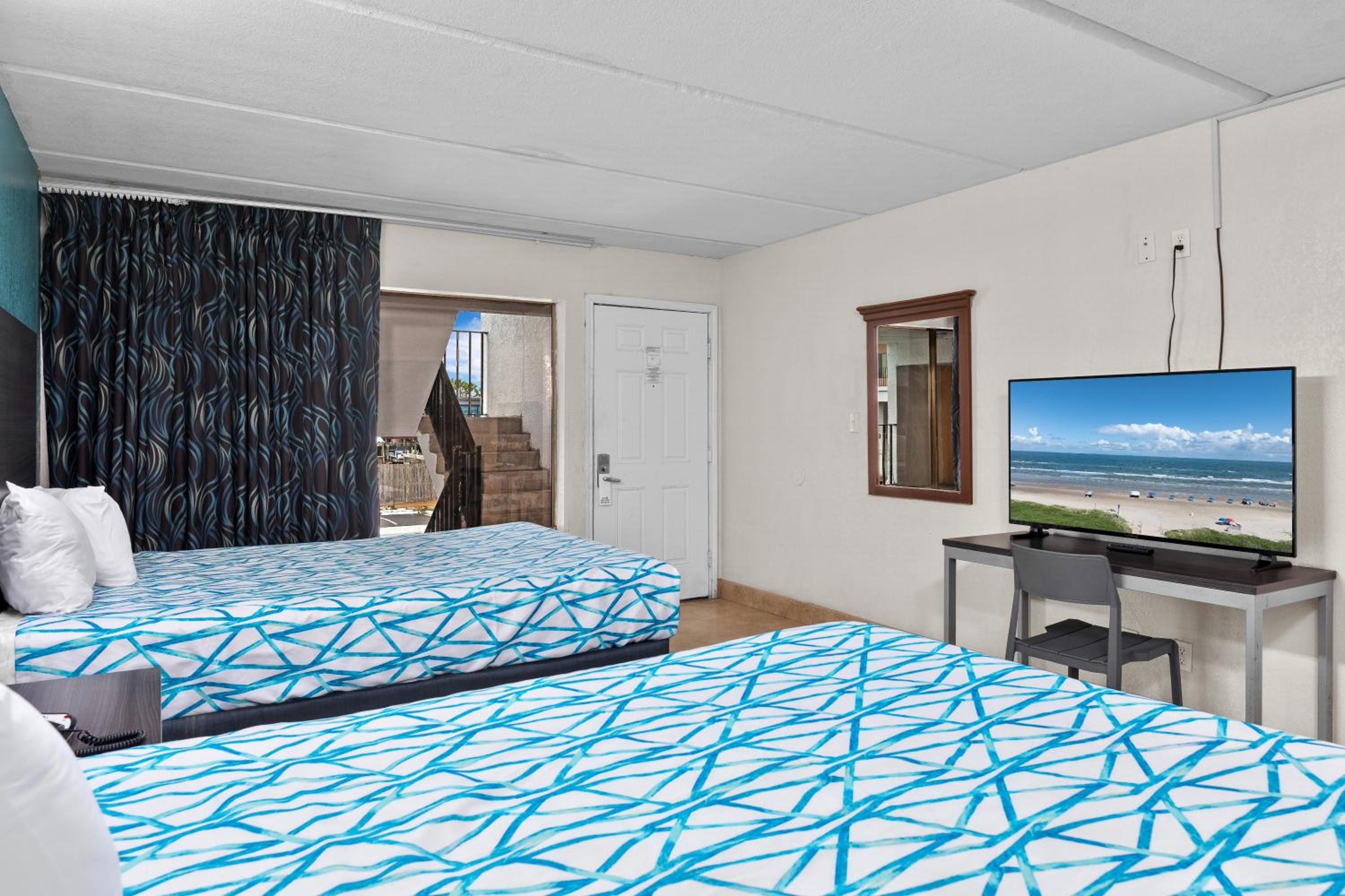 Quadruple Room with Two King Beds - Non Smoking - Photo 3