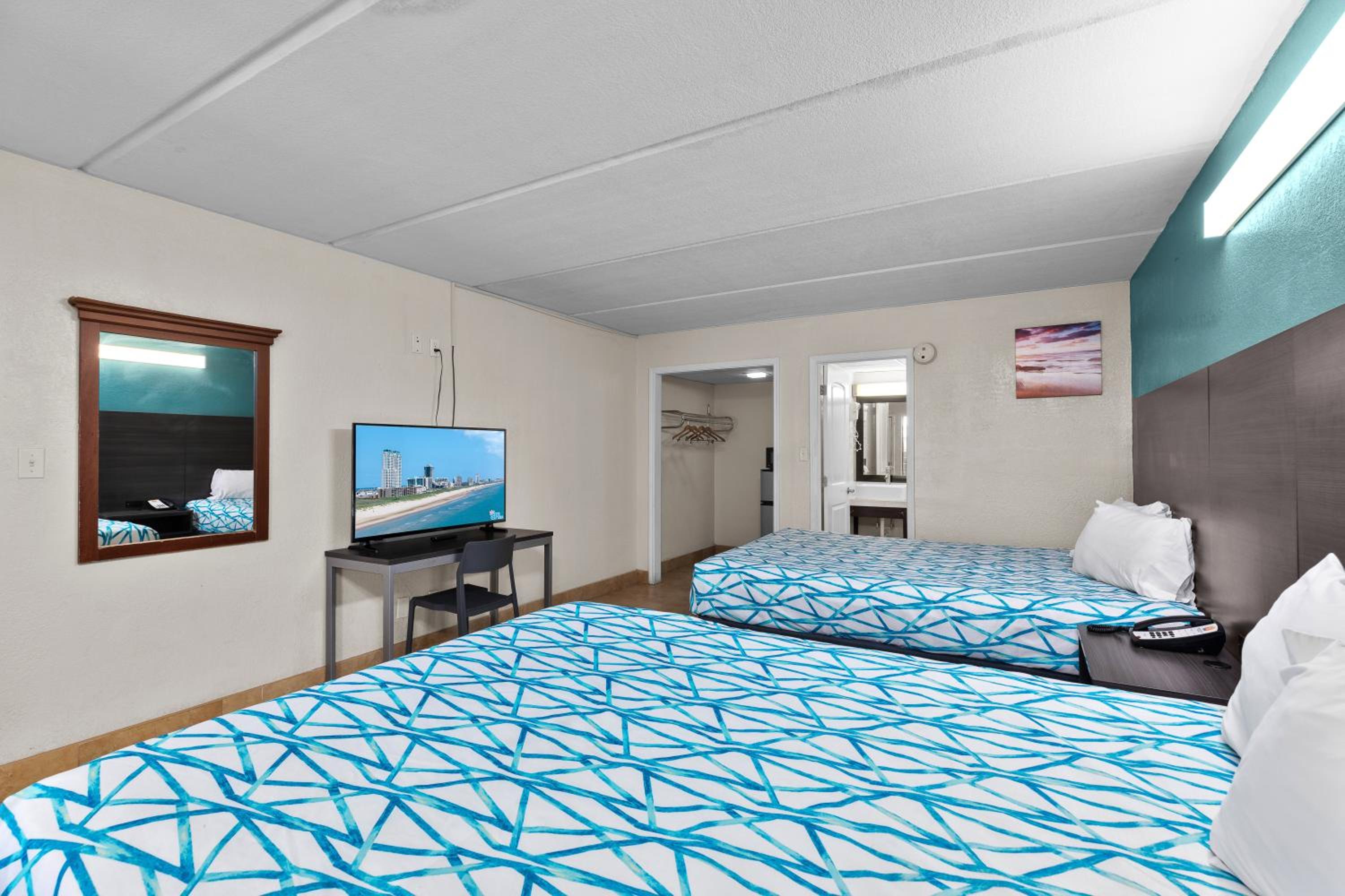 Quadruple Room with Two King Beds - Non Smoking - Photo 4