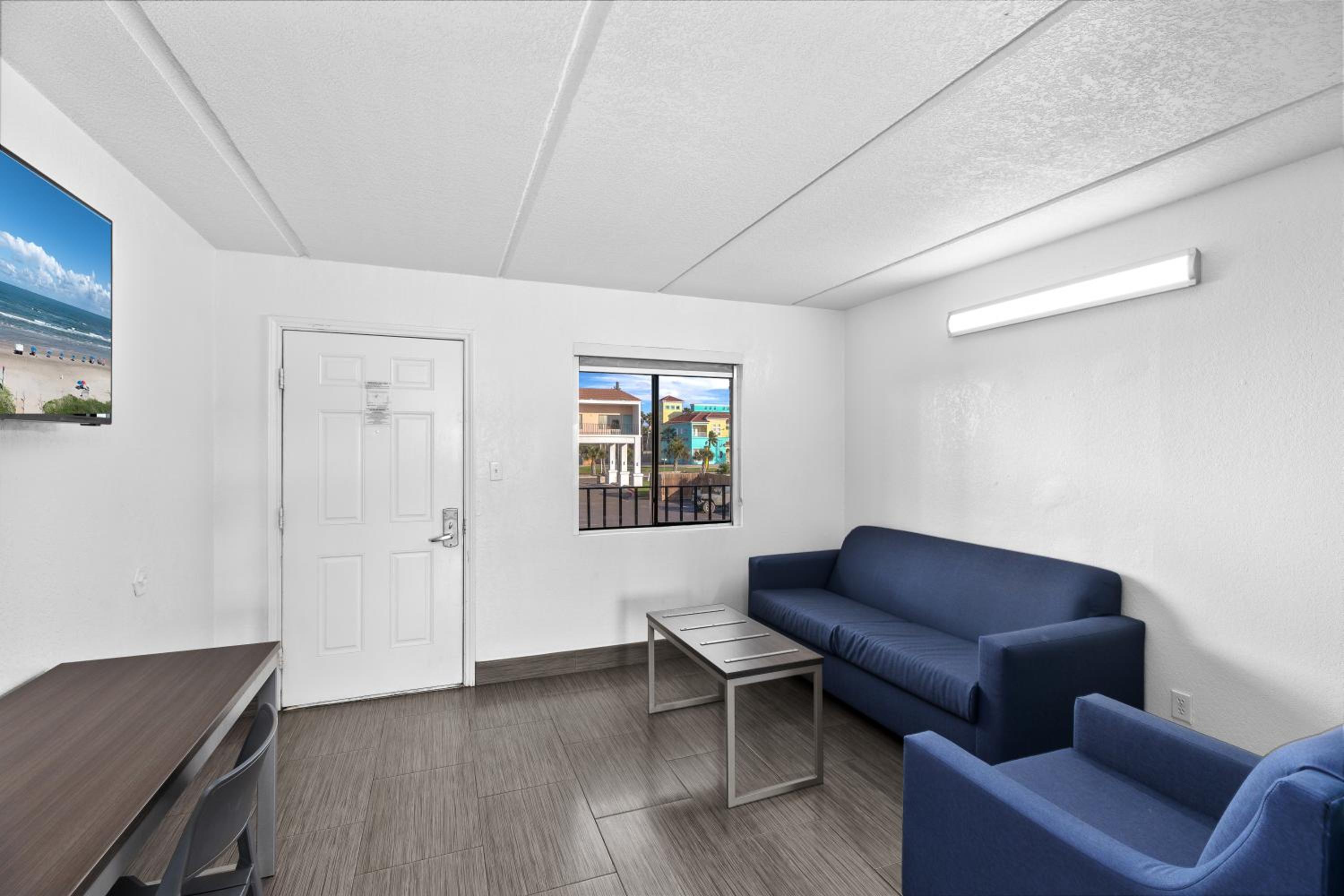 Suite, One King, 1 Single Bed - Non Smoking - Photo 2