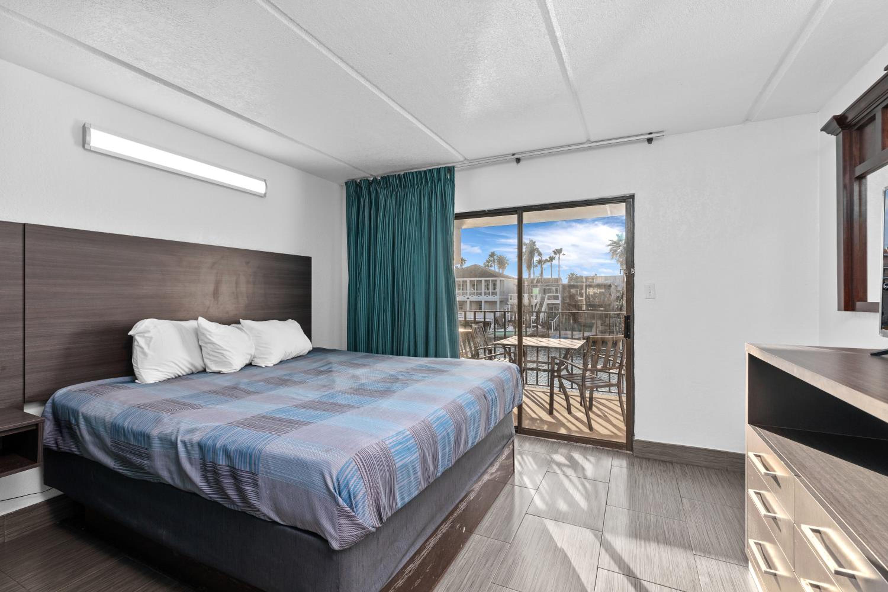 Suite, One King, 1 Single Bed - Non Smoking - Photo 3