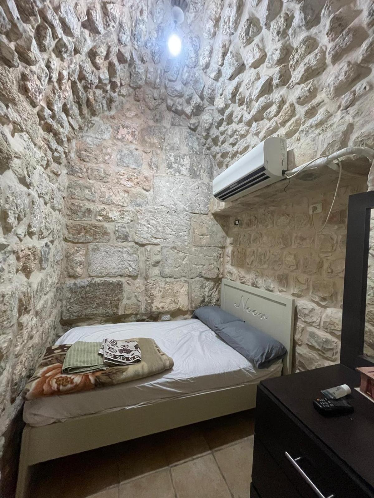 Double Room with Shared Bathroom photo 2