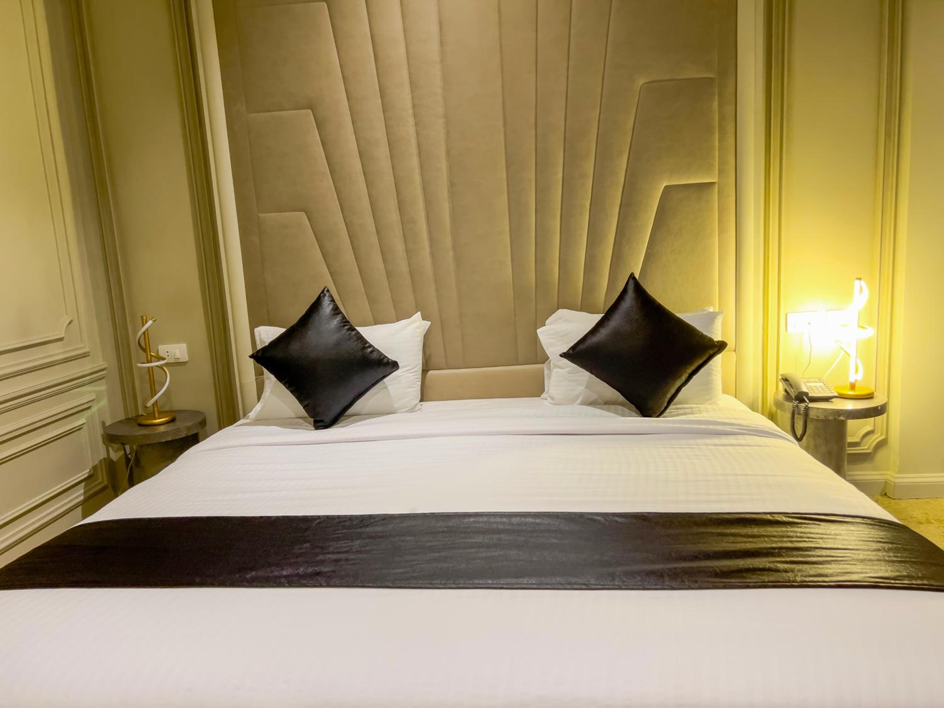 King Suite with Balcony photo 2