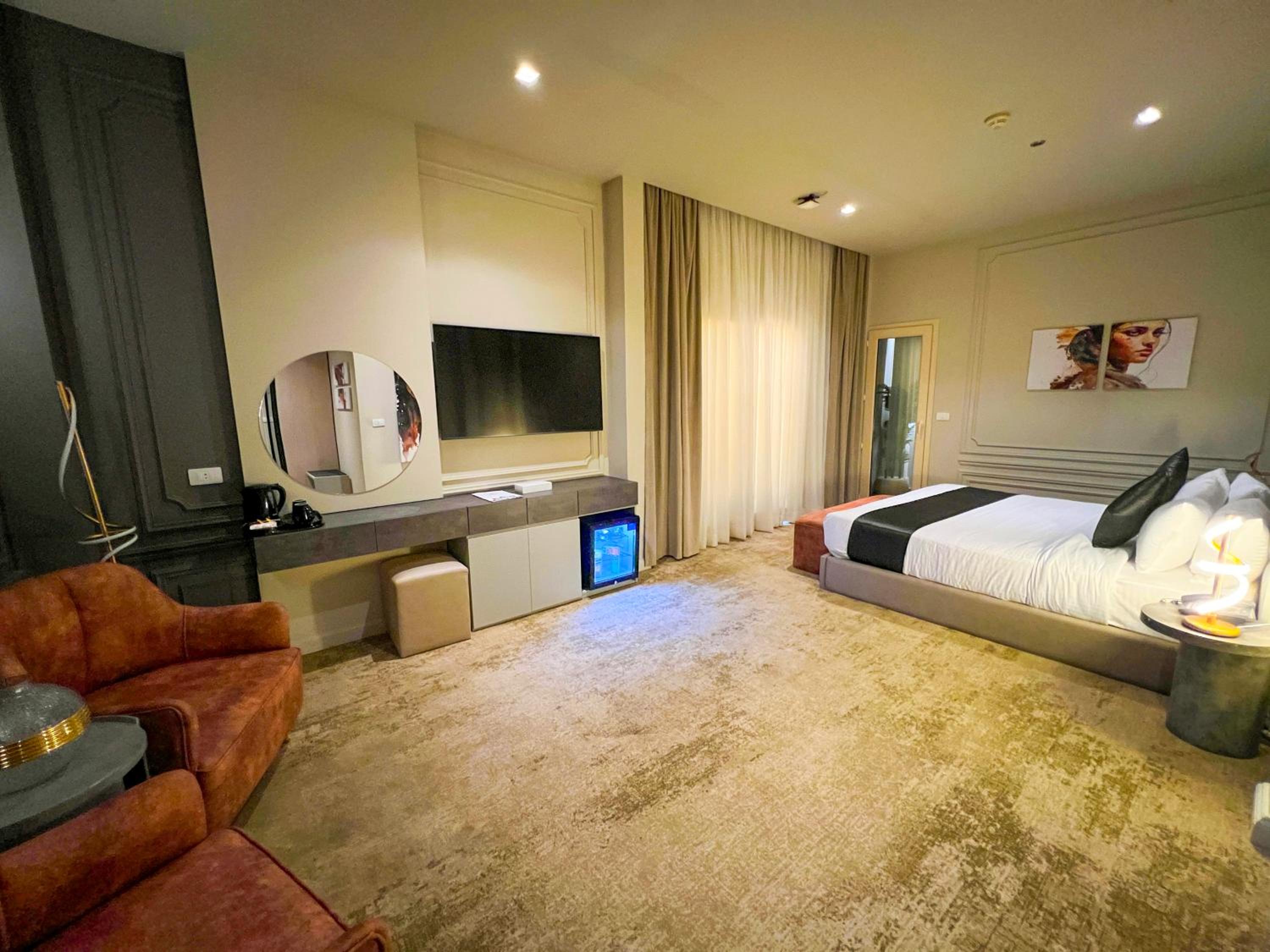 King Suite with Balcony photo 1