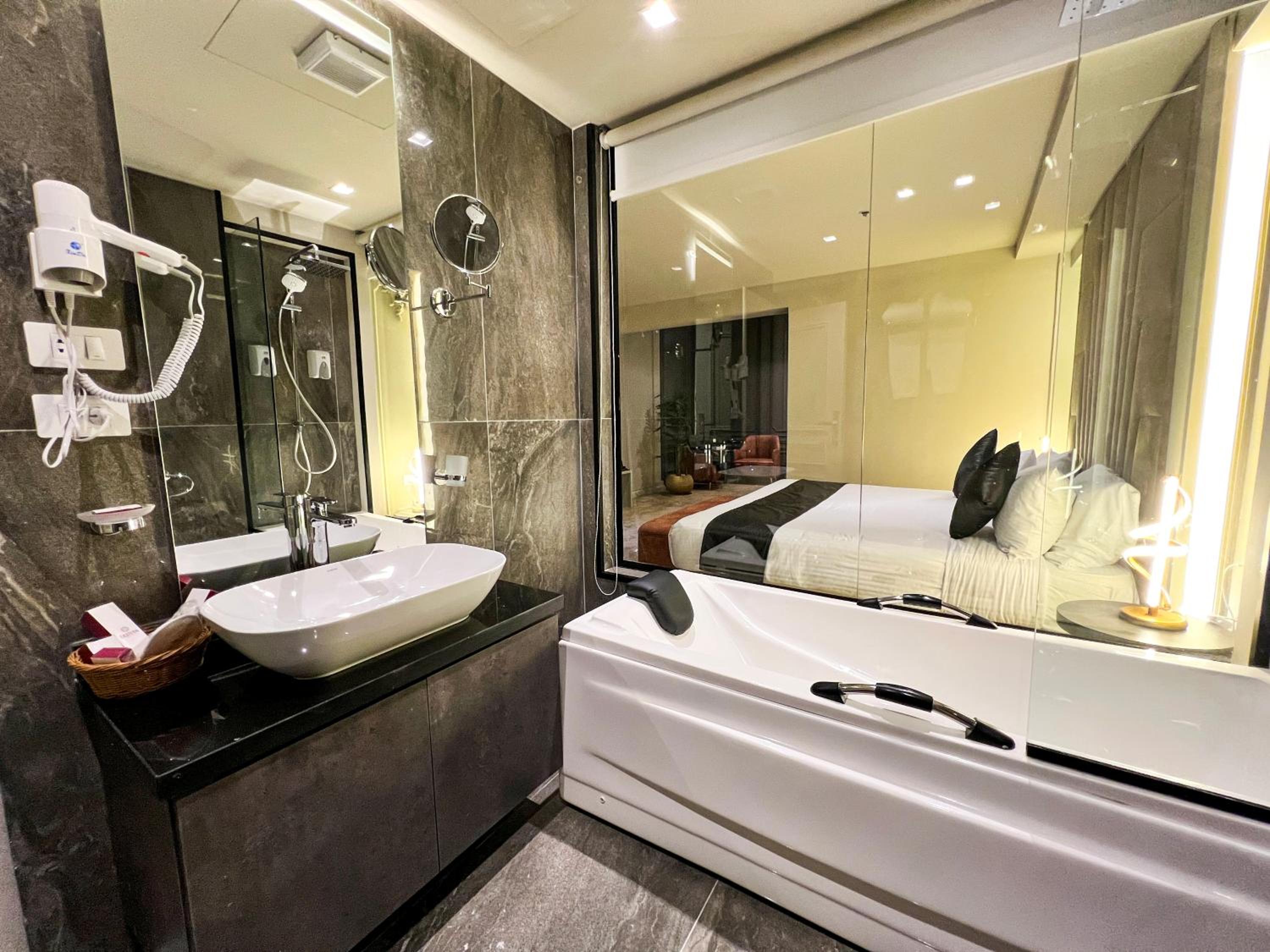 Queen Suite photo 2