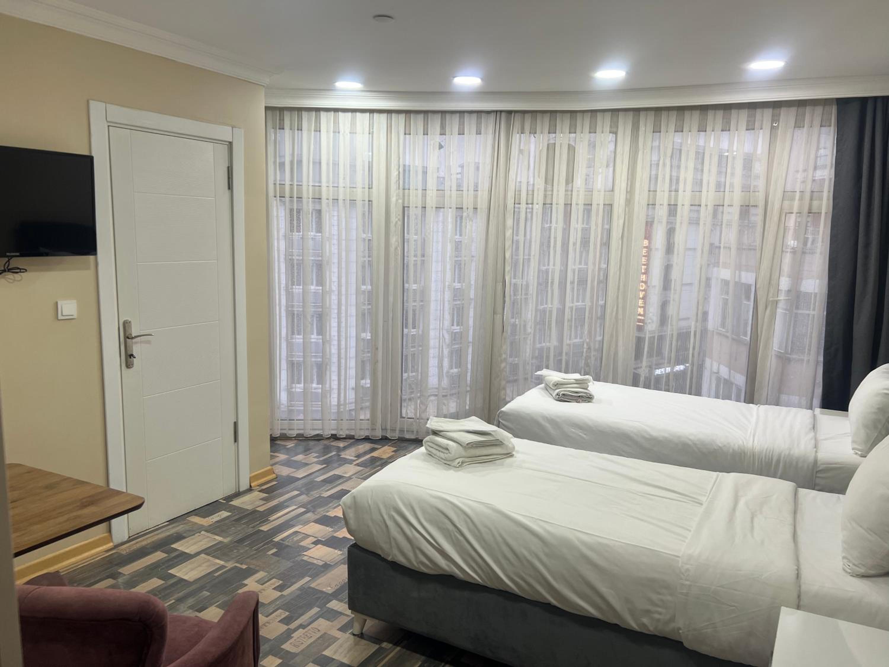 Deluxe Double or Twin Room with City View photo 2
