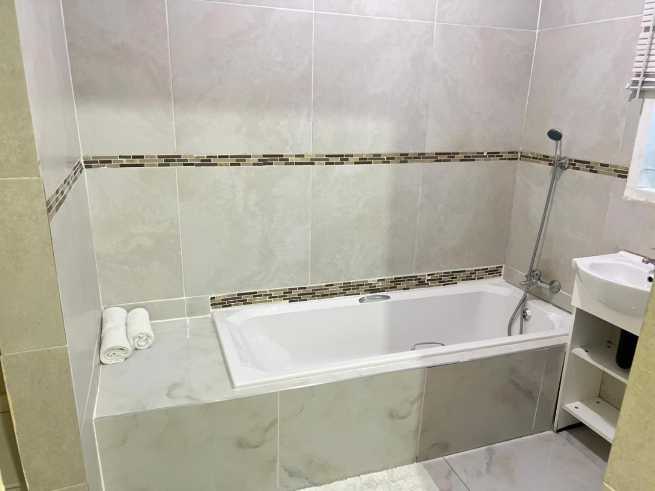 Deluxe Double Room with Bath - Photo 5
