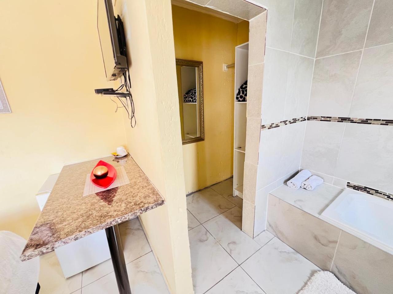Deluxe Double Room with Bath - Photo 4