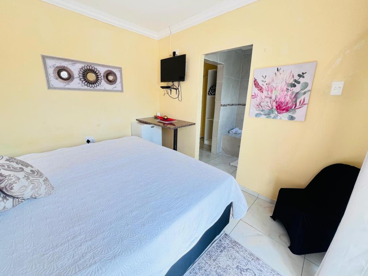 Deluxe Double Room with Bath - Photo 1