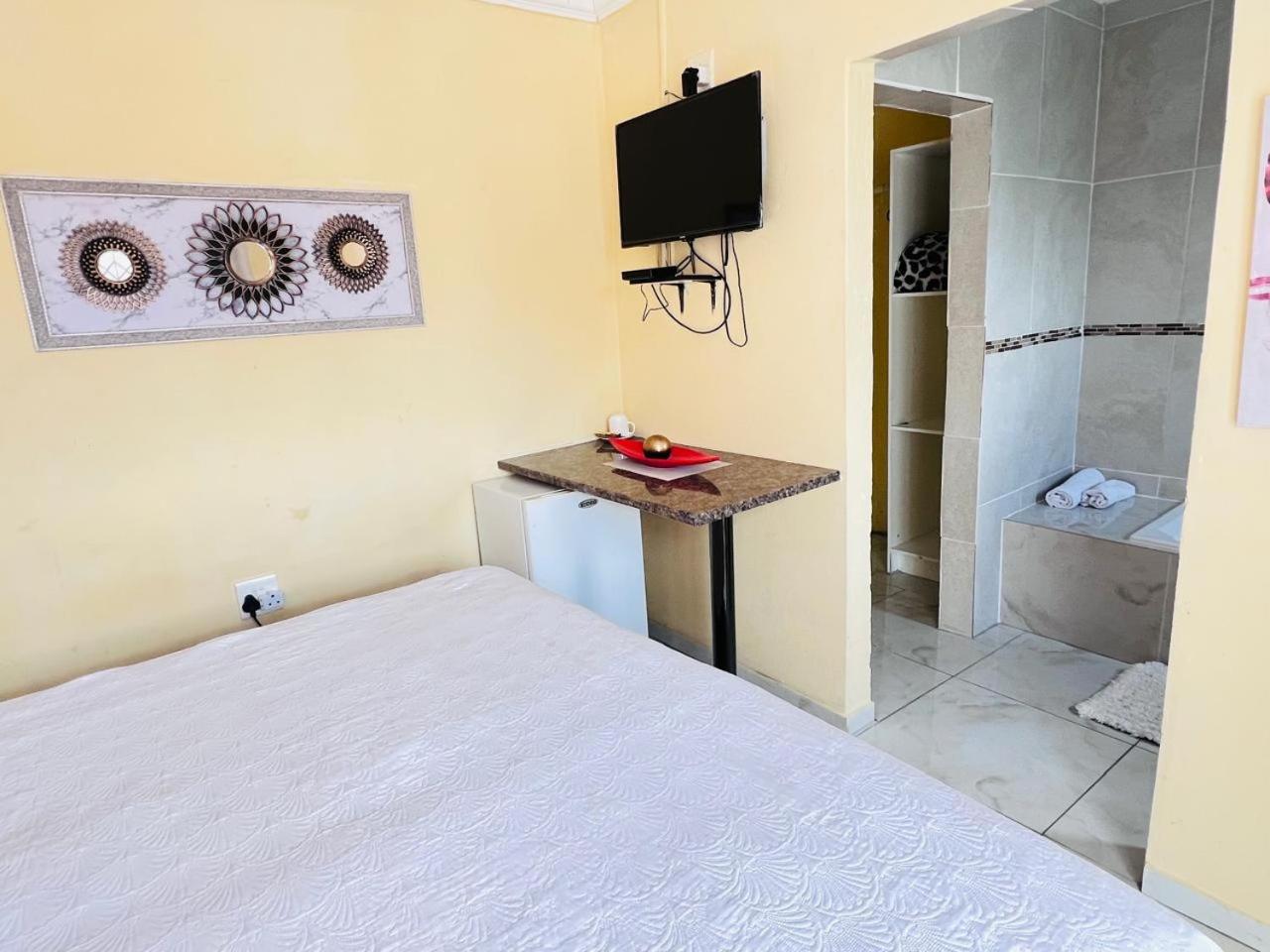 Deluxe Double Room with Bath - Photo 6