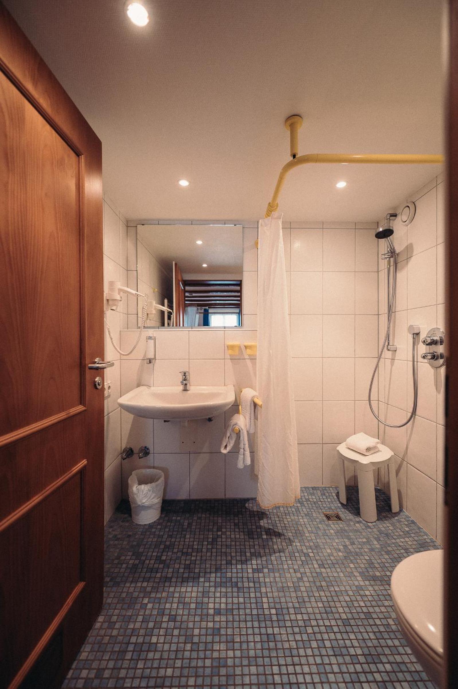 Double or Twin Room - Photo 5