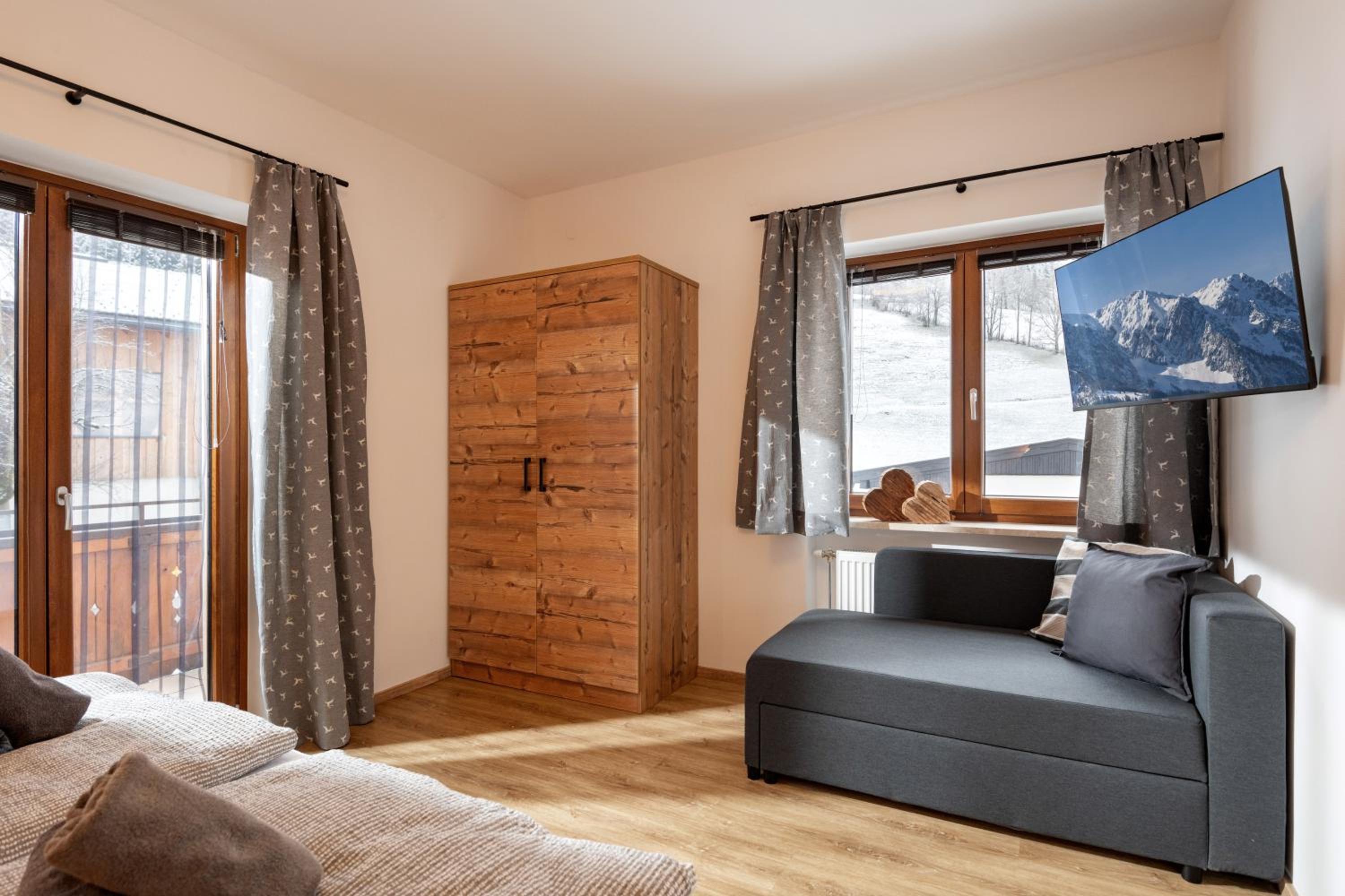 Three-Bedroom Apartment with Mountain View photo 3