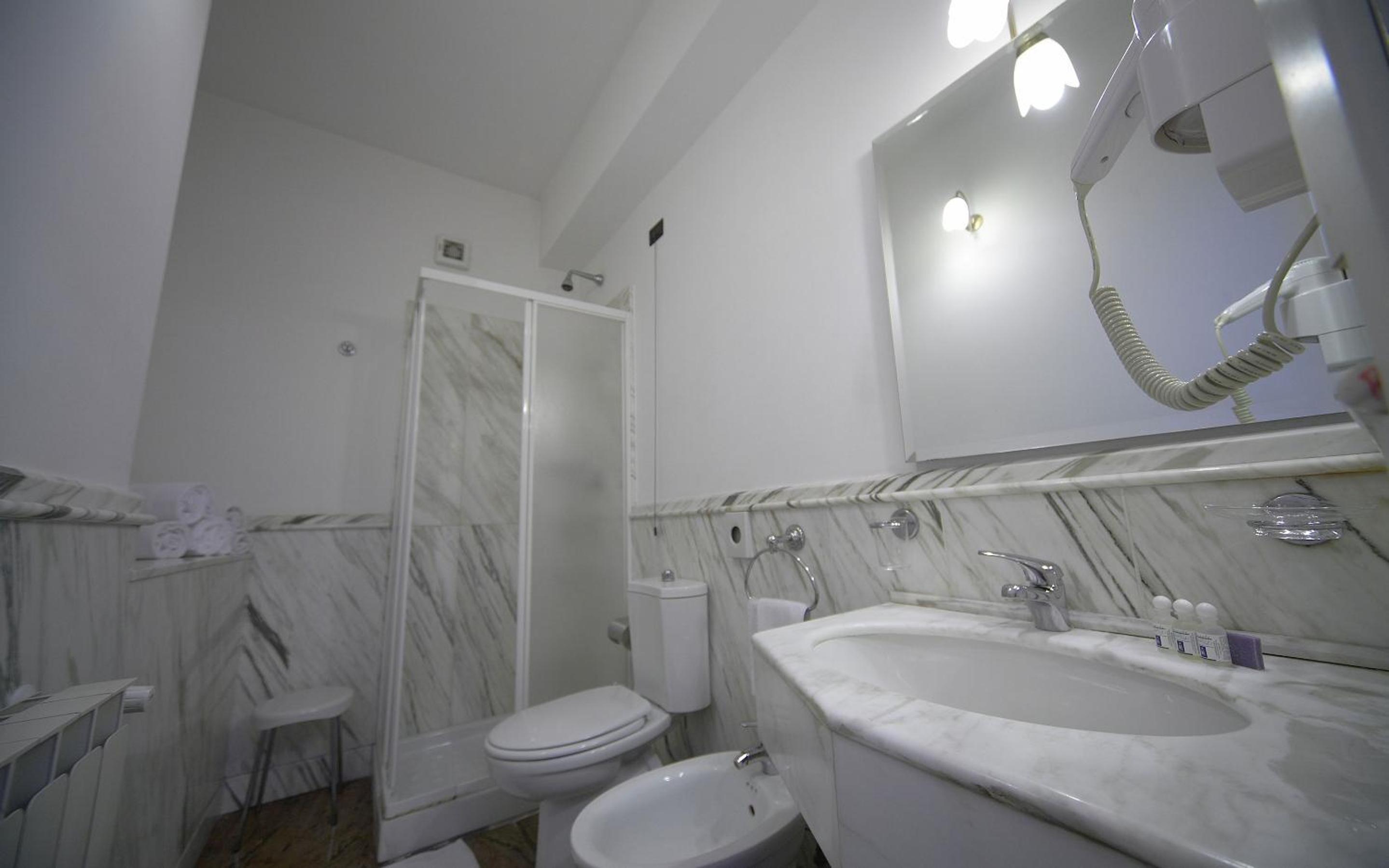 Double or Twin Room with Balcony - Photo 8