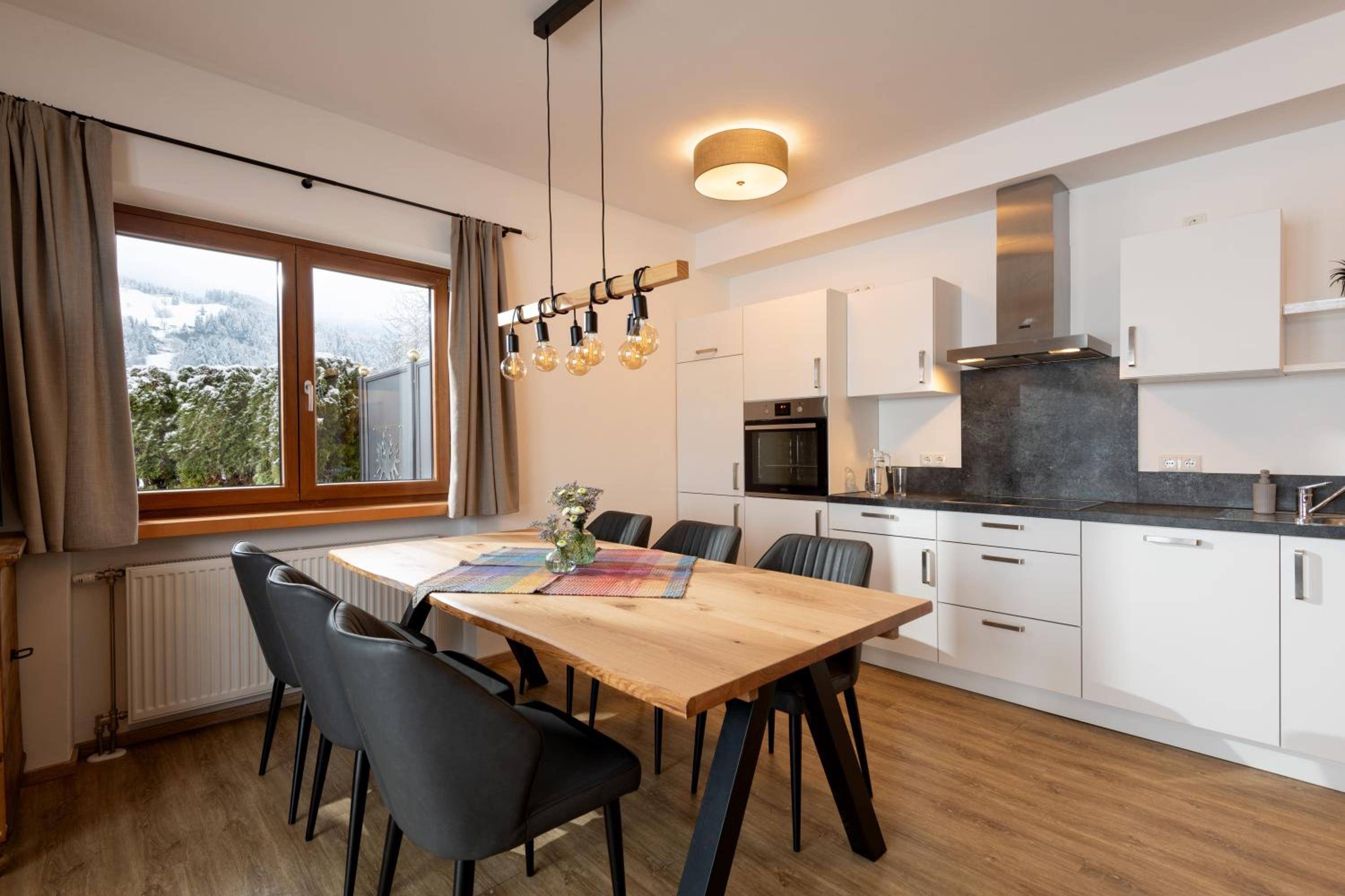 Three-Bedroom Apartment with Mountain View photo 2