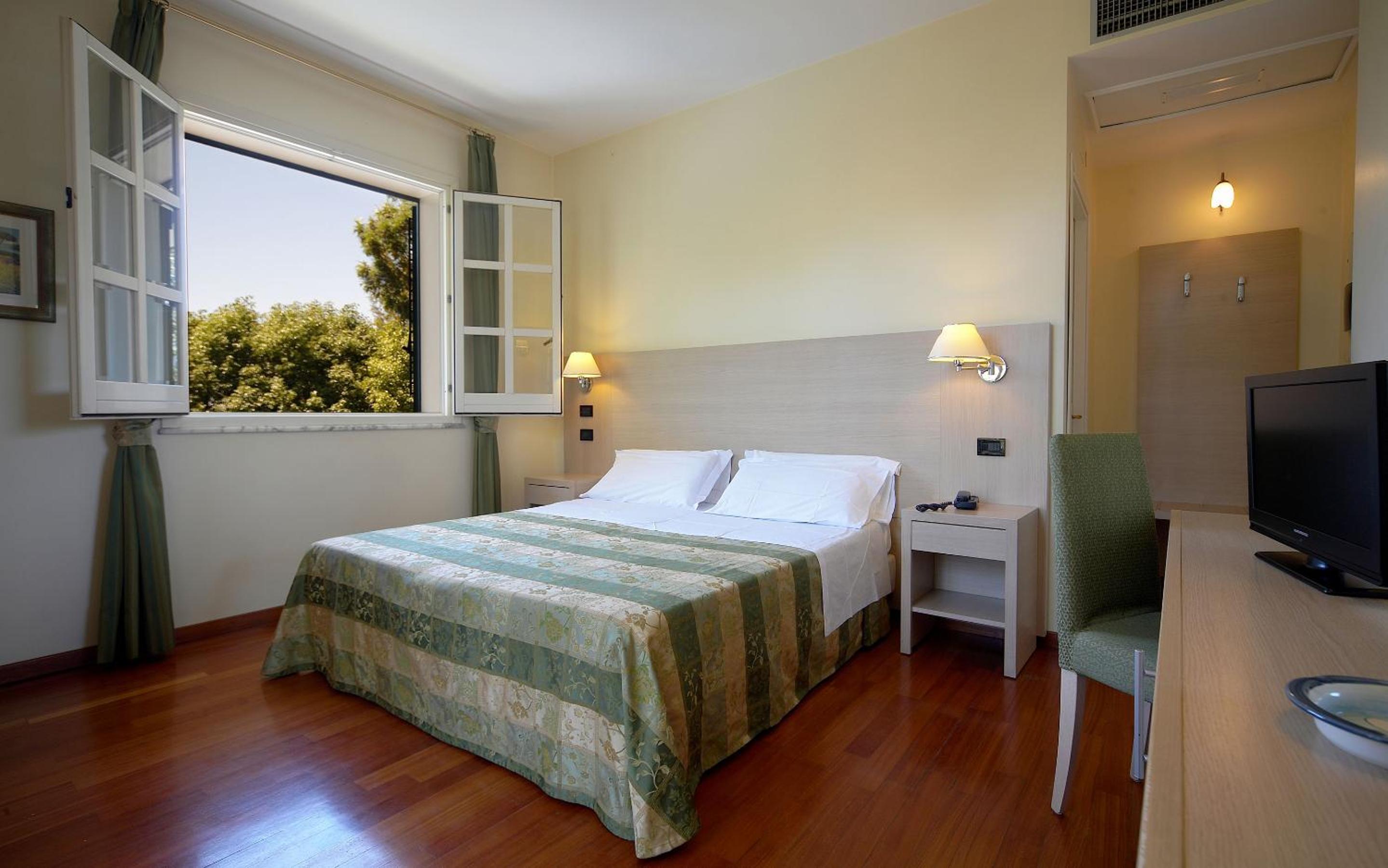 Double or Twin Room with Balcony - Photo 9