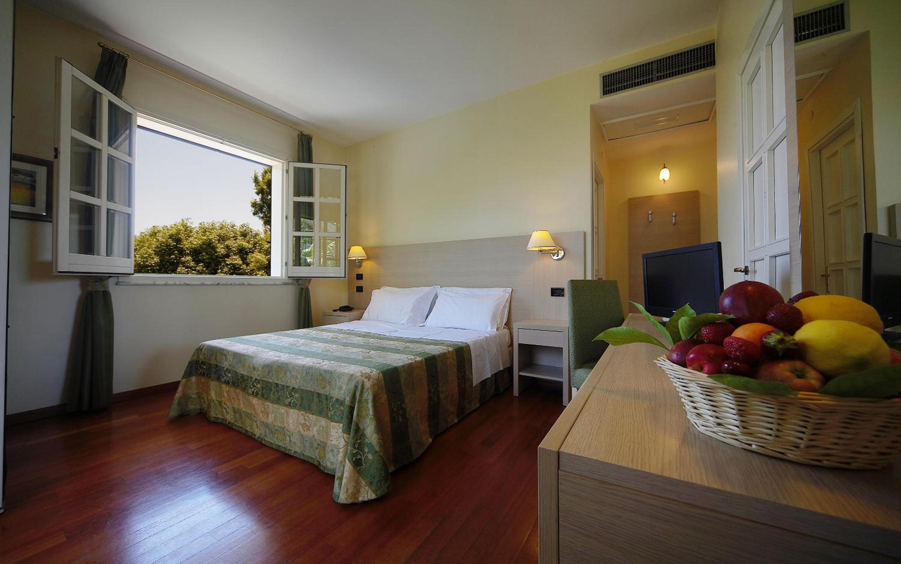 Double or Twin Room with Balcony - Photo 10