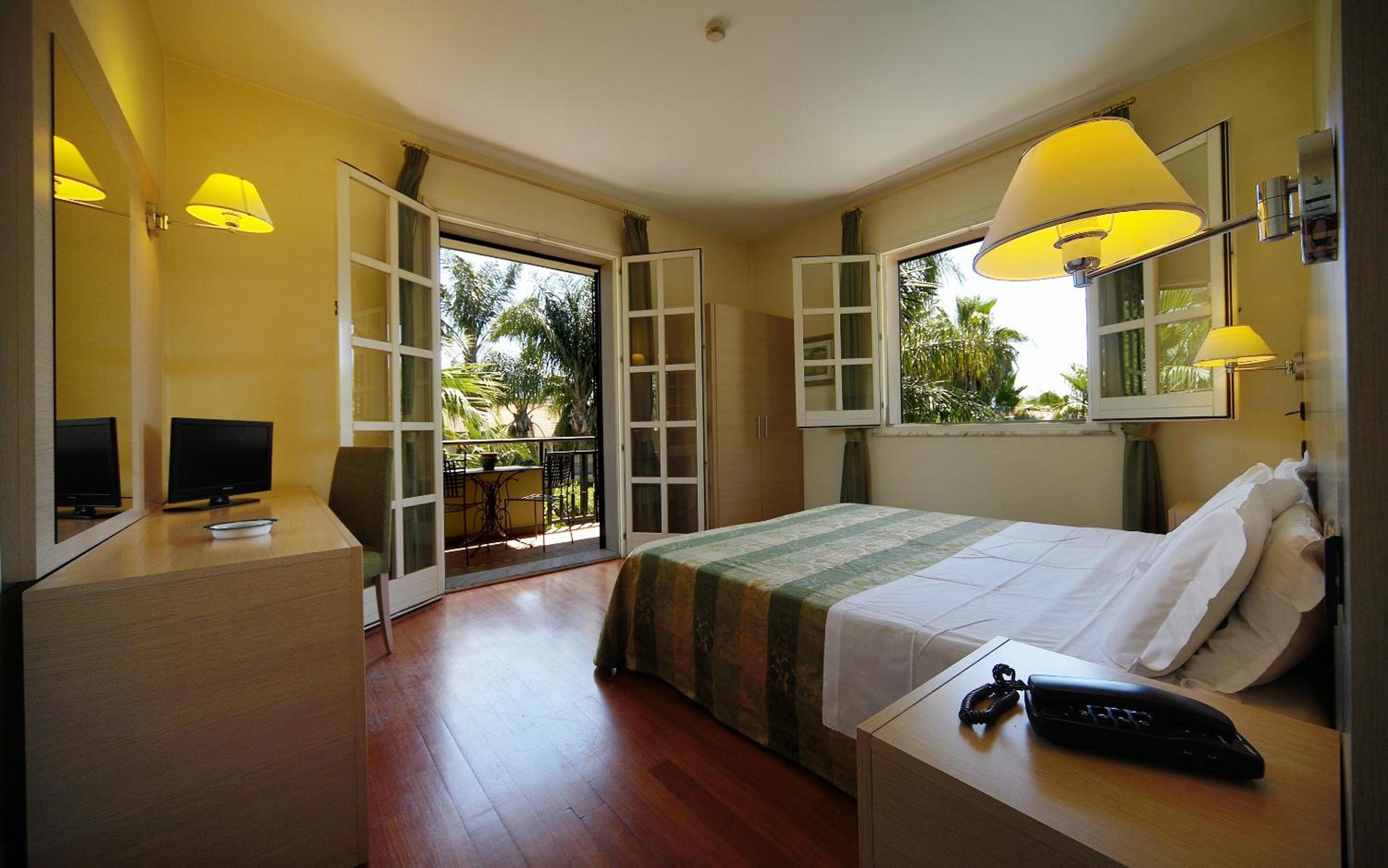 Double or Twin Room with Balcony - Photo 2