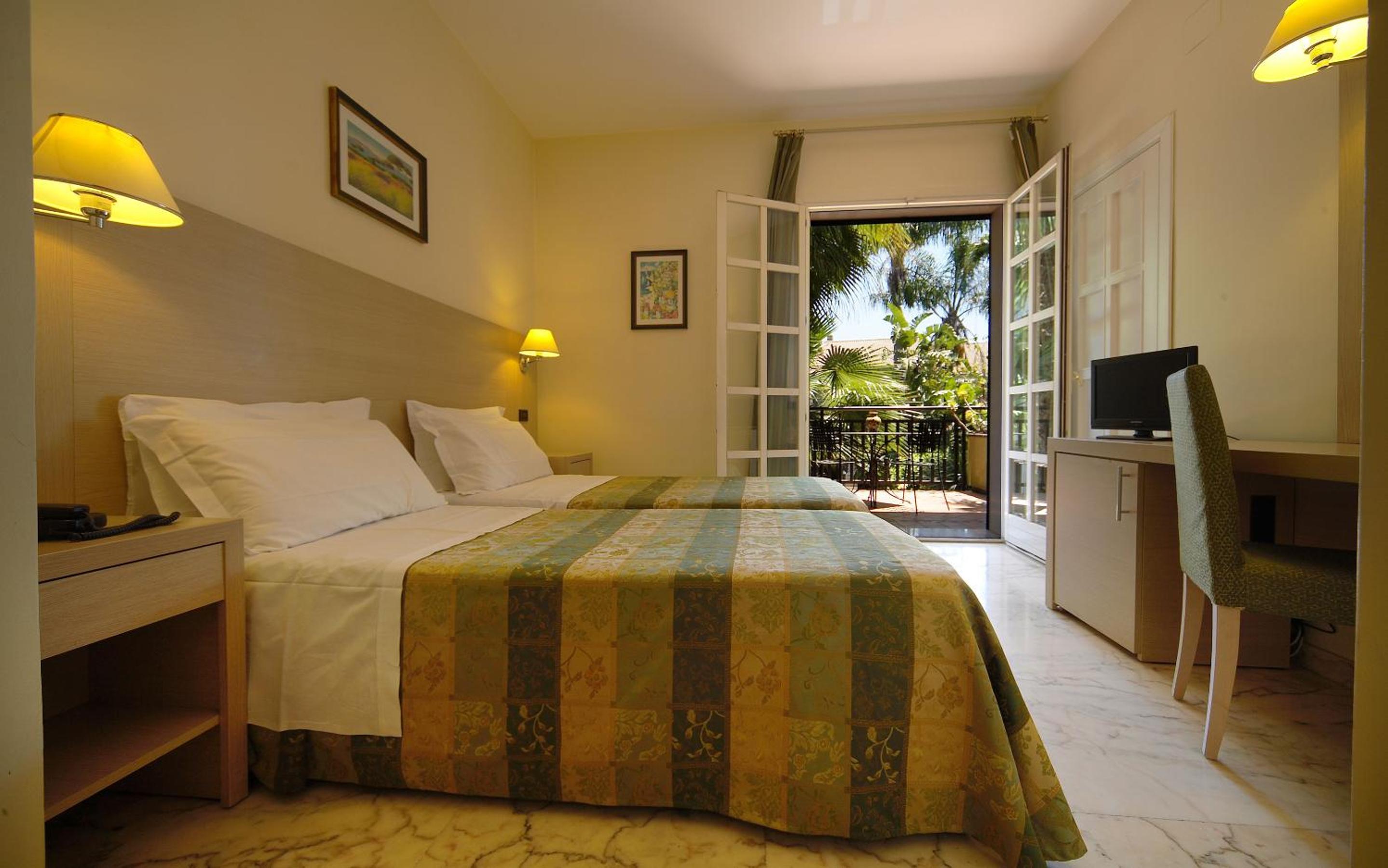 Double or Twin Room with Balcony - Photo 3