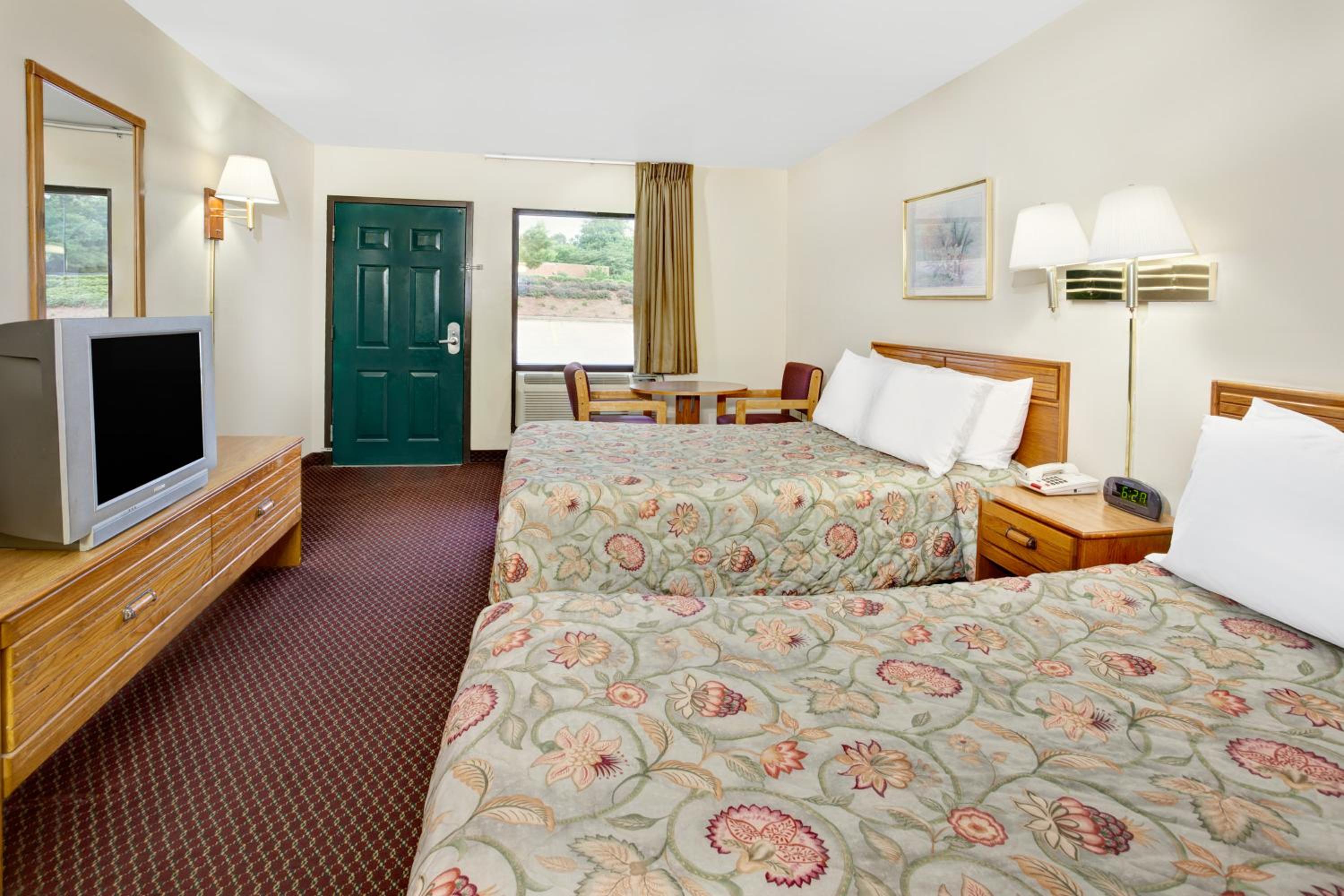Double Room with Two Double Beds - Smoking - Photo 11