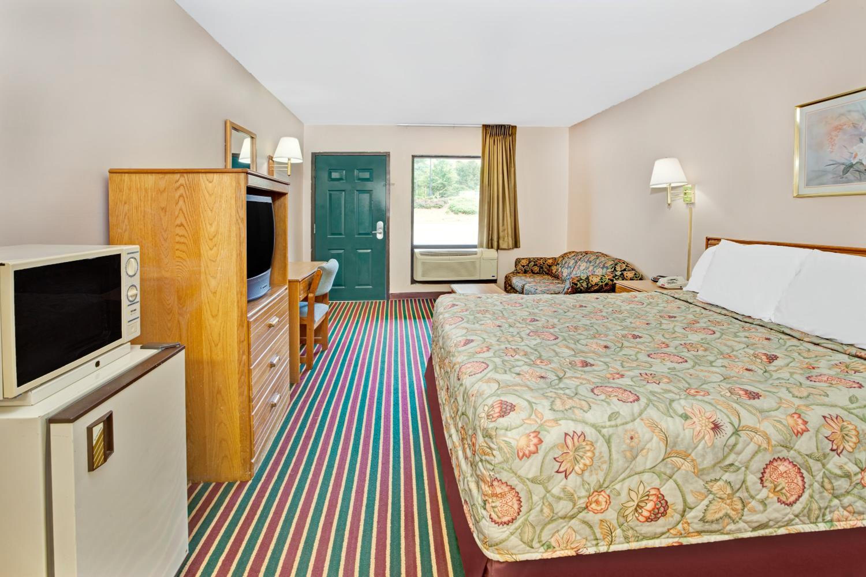 Standard King Room - Smoking - Photo 7