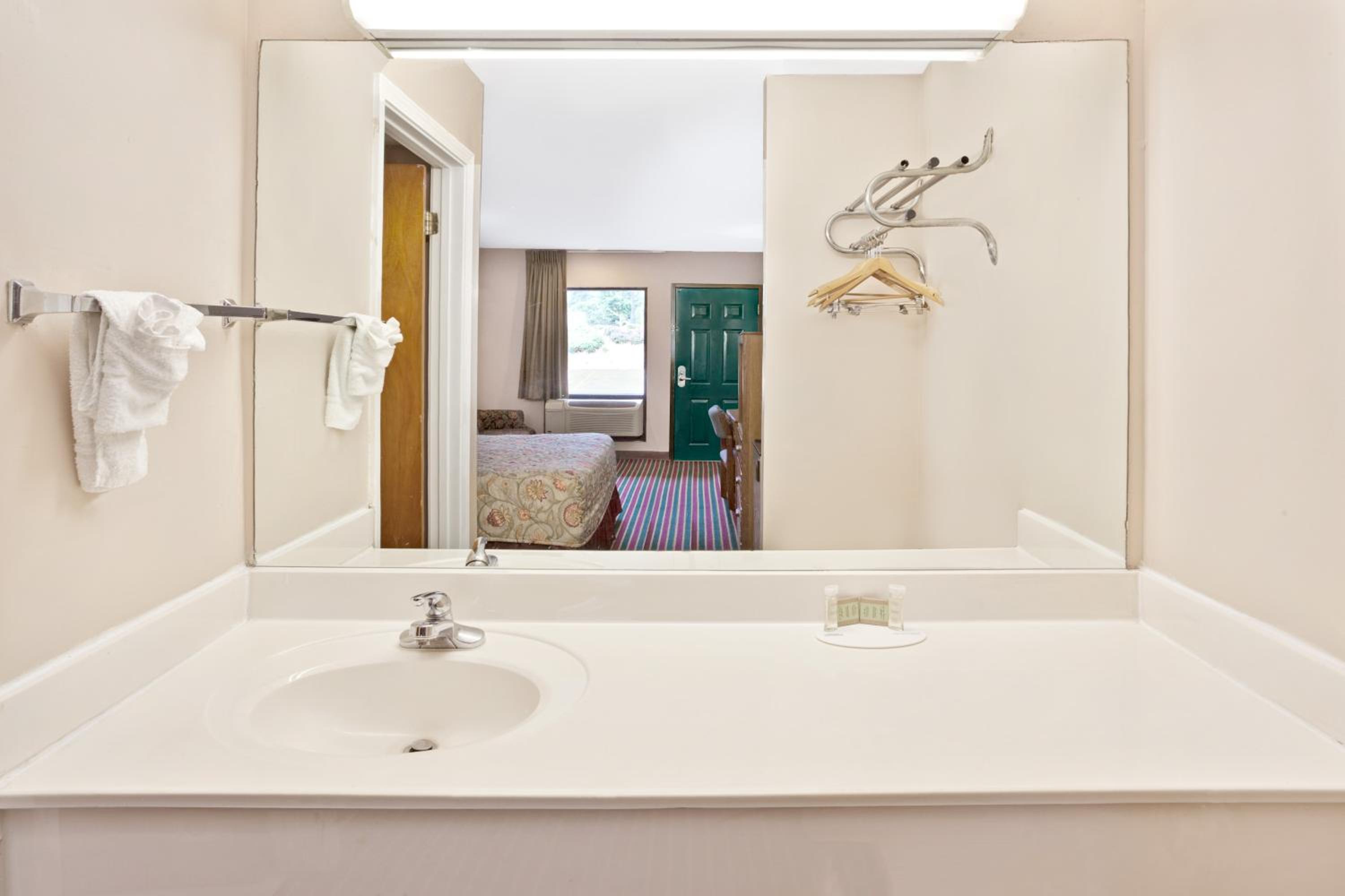 Double Room with Two Double Beds - Smoking - Photo 9