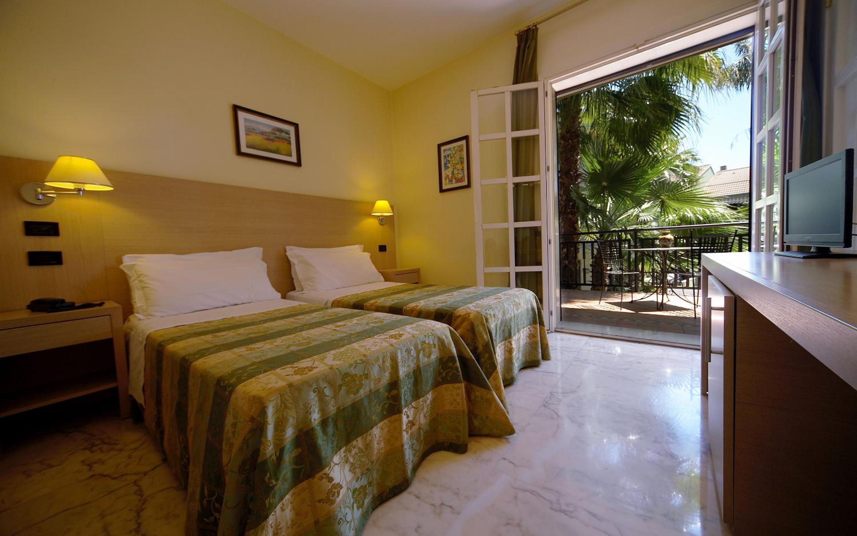 Double or Twin Room with Balcony - Photo 4