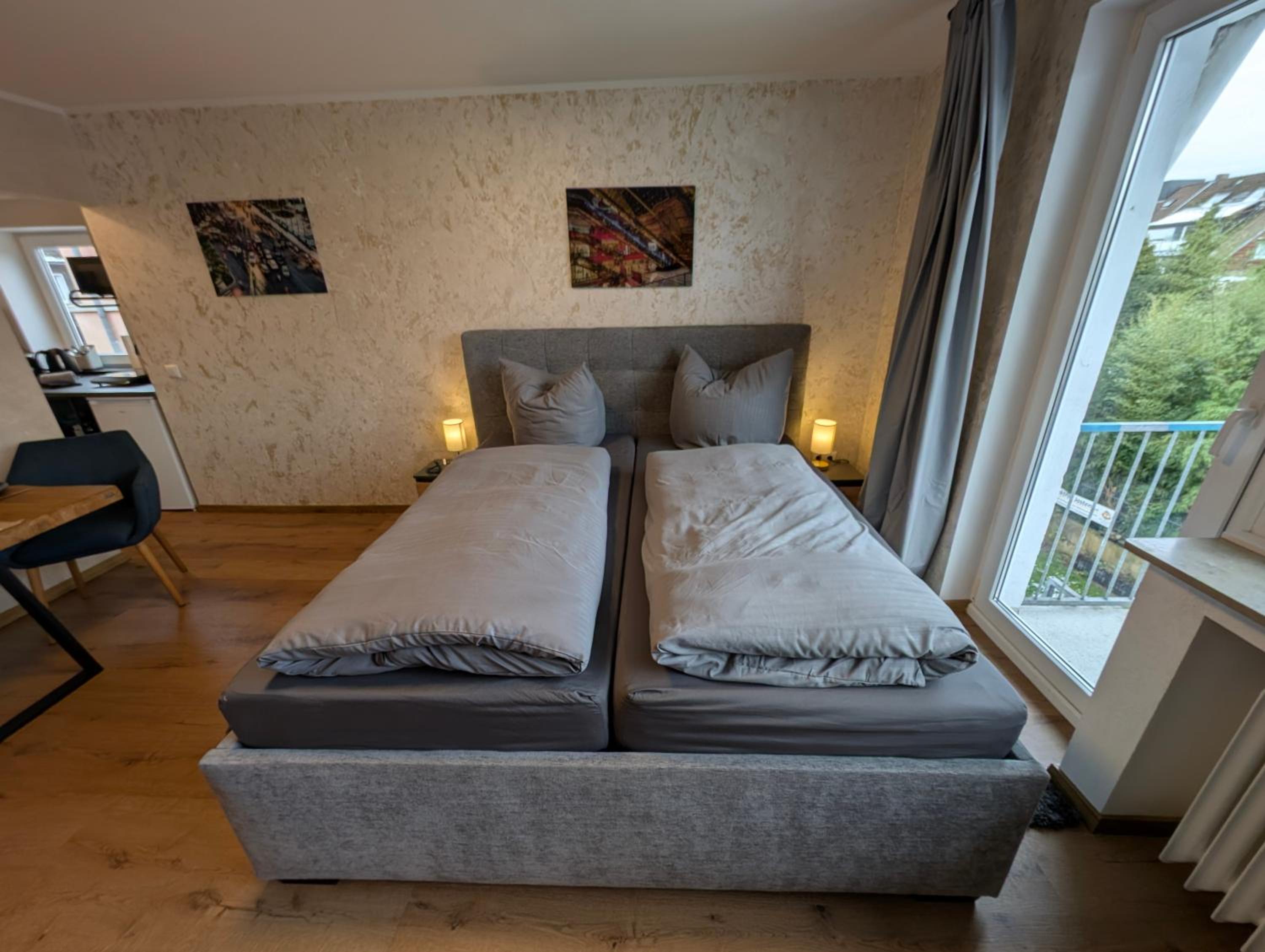 Studio Apartment with Balcony photo 3