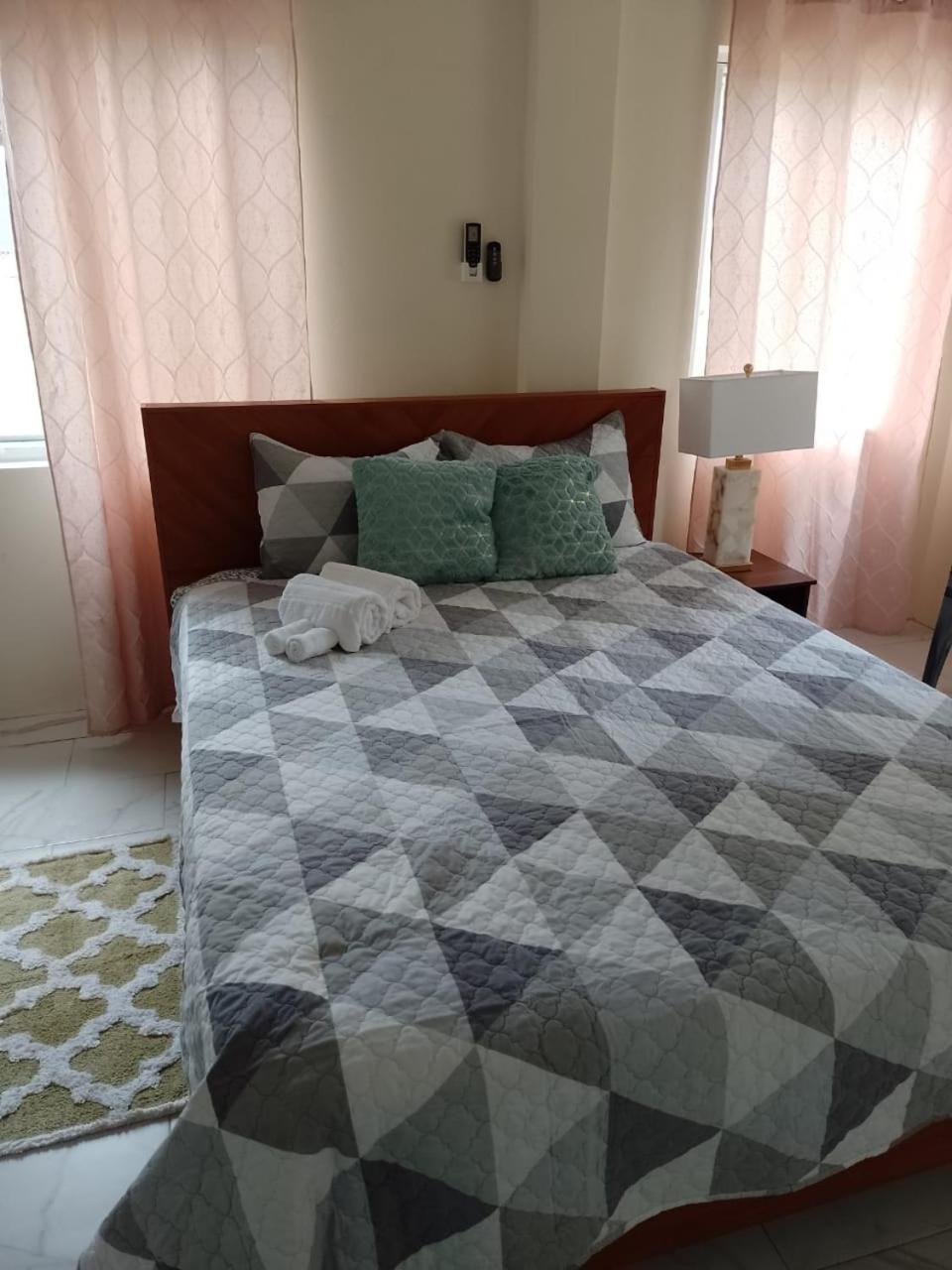 Deluxe One-Bedroom Apartment photo 2