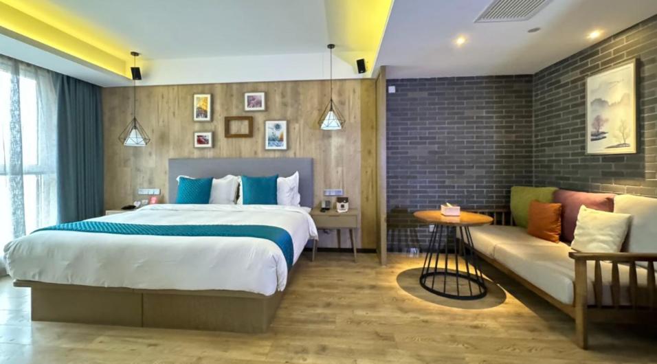 Elegant Double Room with City View