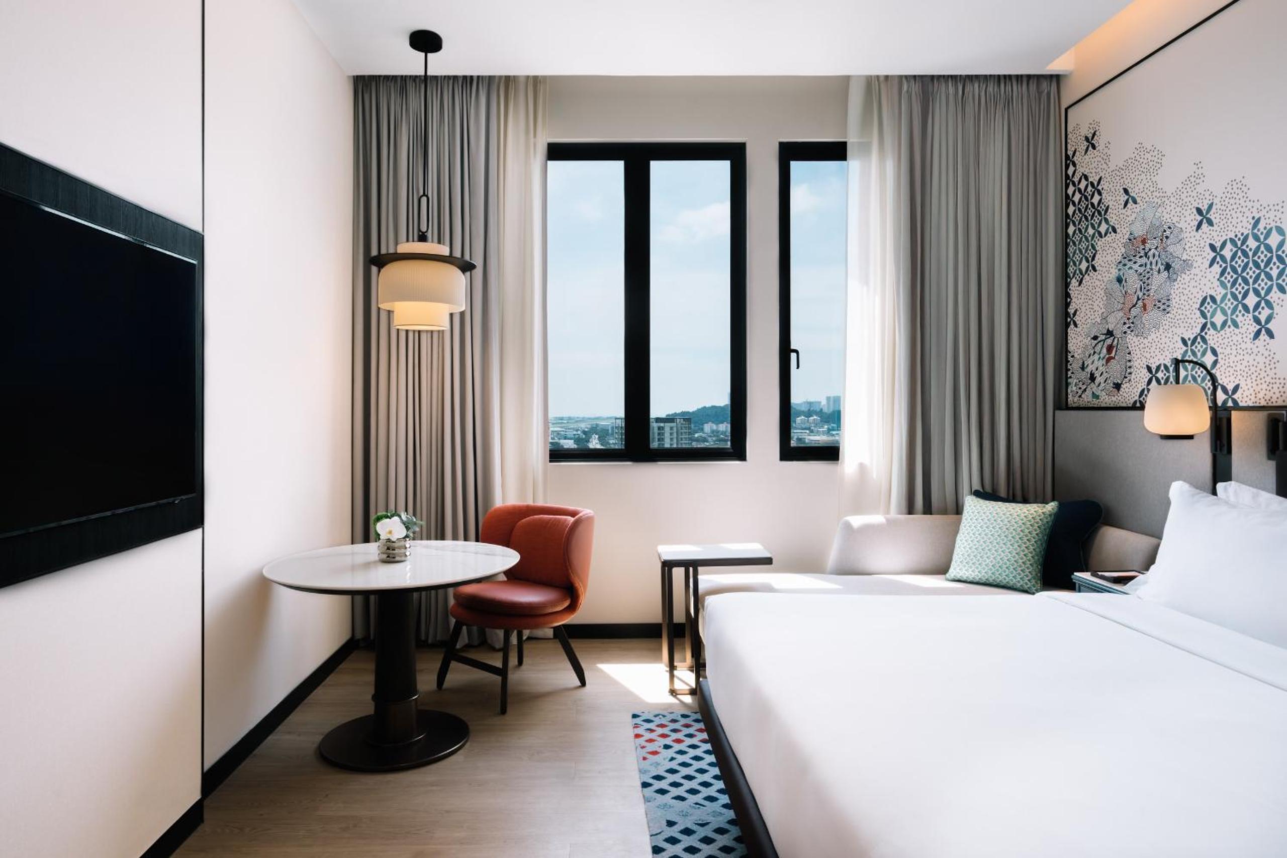 Deluxe King Room with Sofa Bed and Skyline View - Photo 5