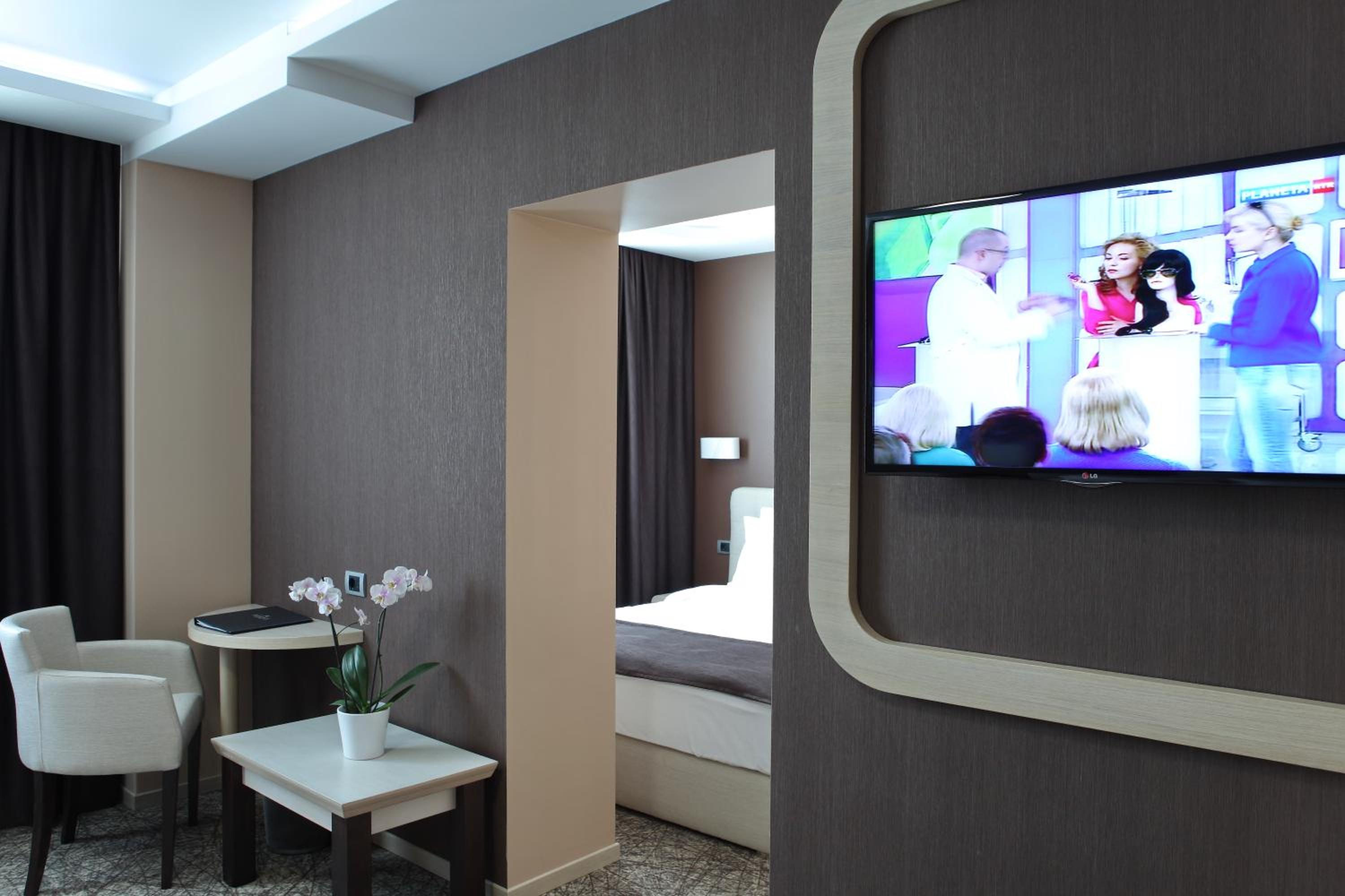 Suite - Photo 1