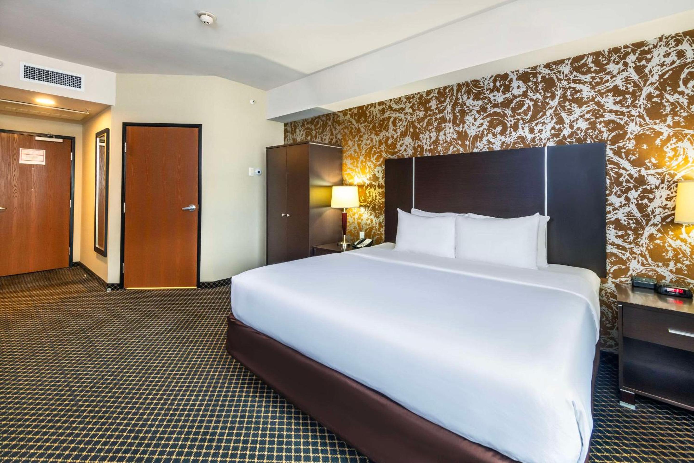 King Suite - Accessible/Non Smoking - Photo 1